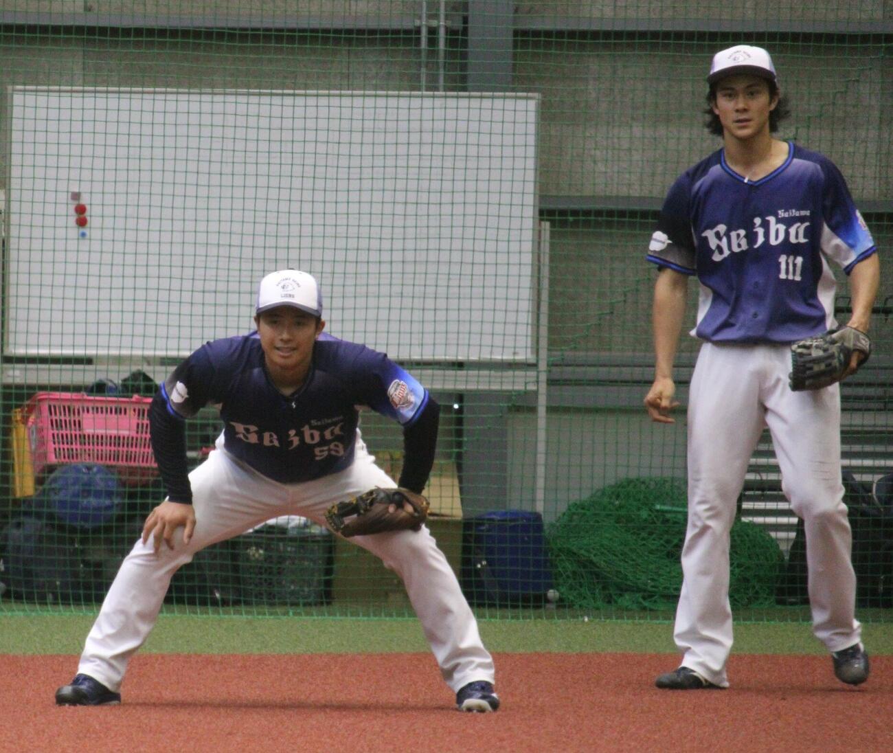 ノックを受ける西武横田（左）（撮影・金子真仁）