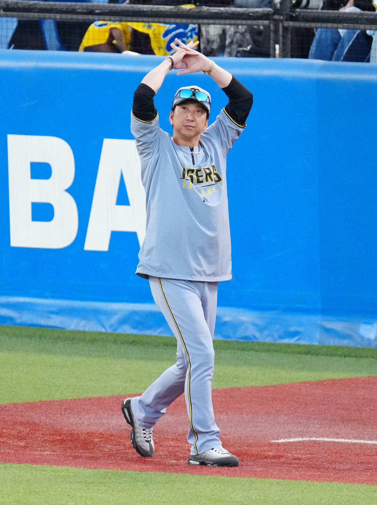 ヤクルト対阪神　試合前、移動する阪神藤川球児監督（撮影・江口和貴）
