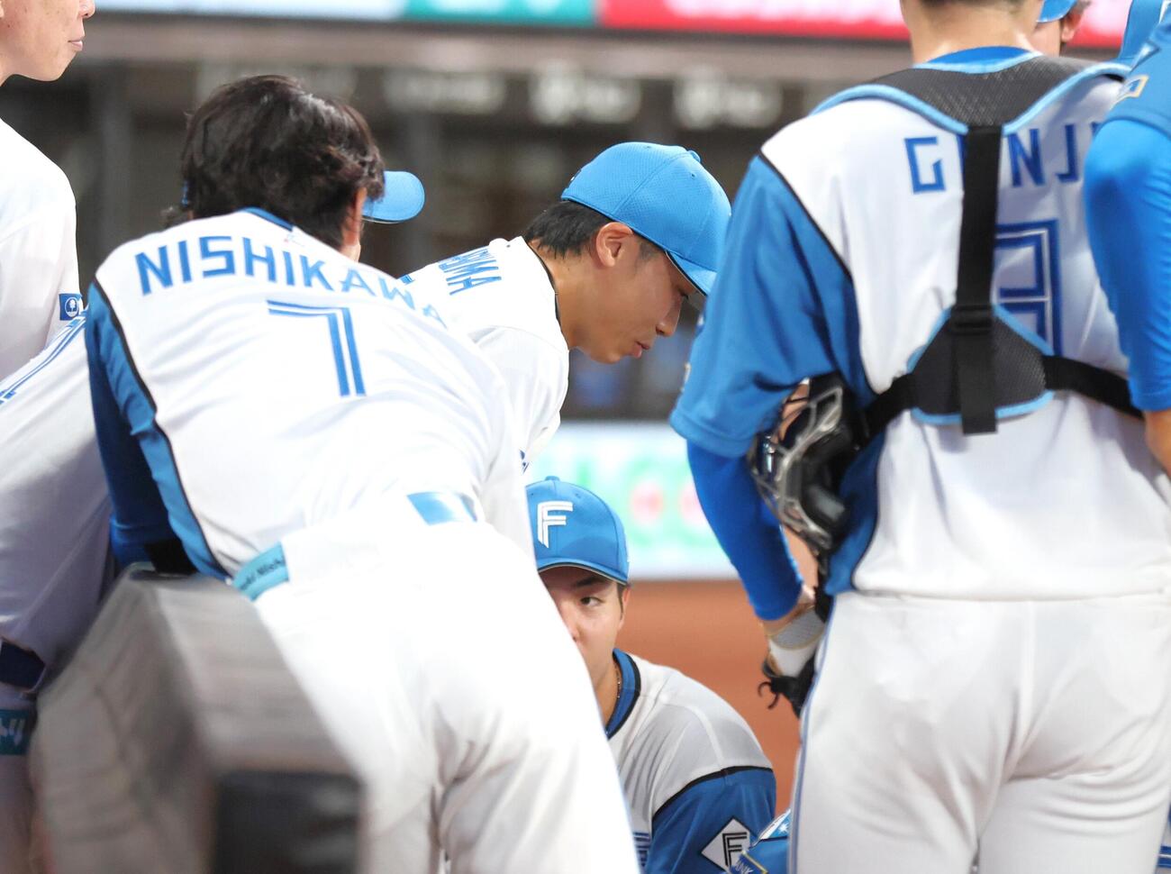 日本ハム対楽天　試合前の円陣で声出しをする中島卓也（撮影・黒川智章）