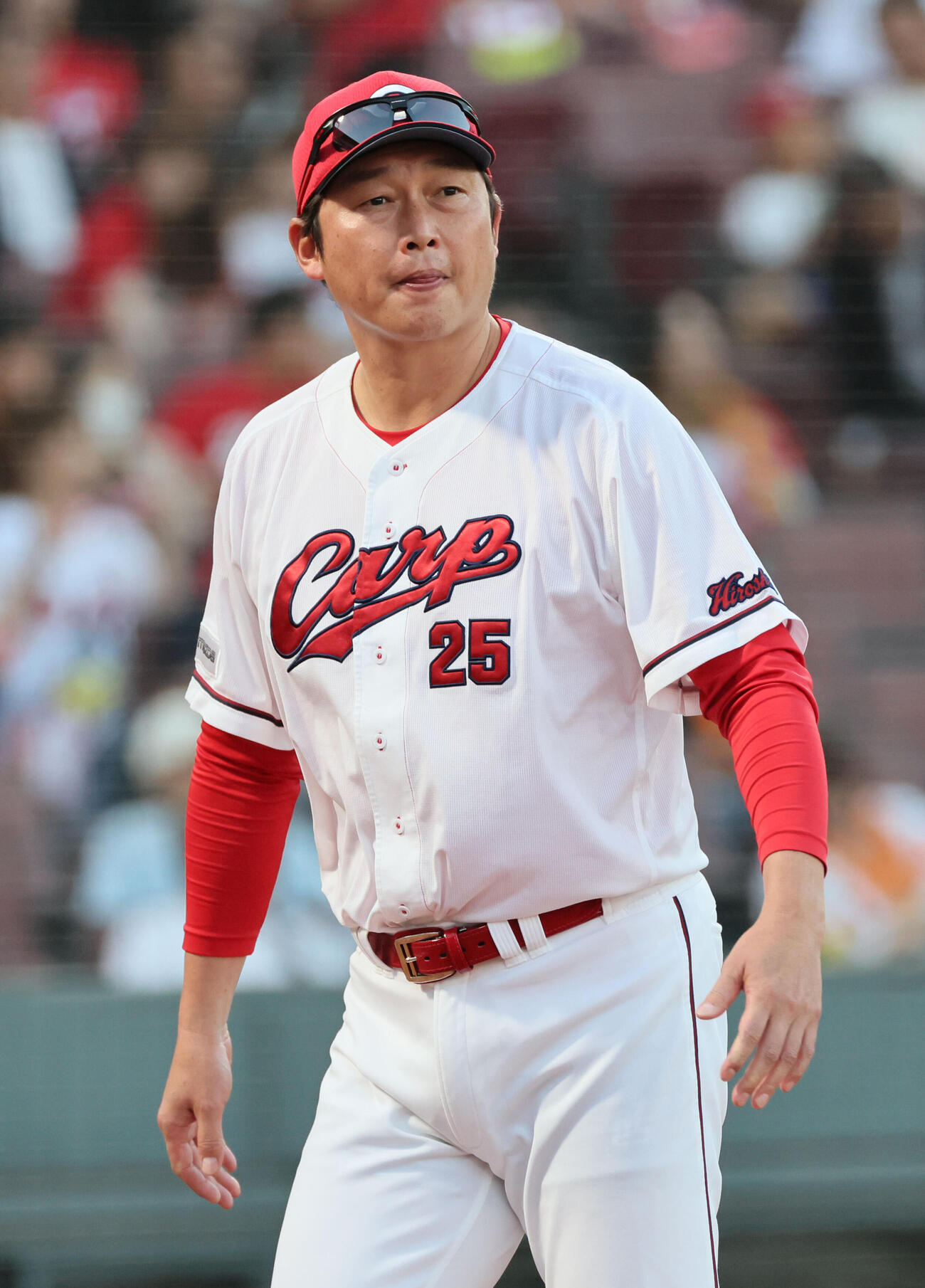 広島対巨人　8回裏終了時、交代を告げる広島新井貴浩監督（撮影・加藤孝規）