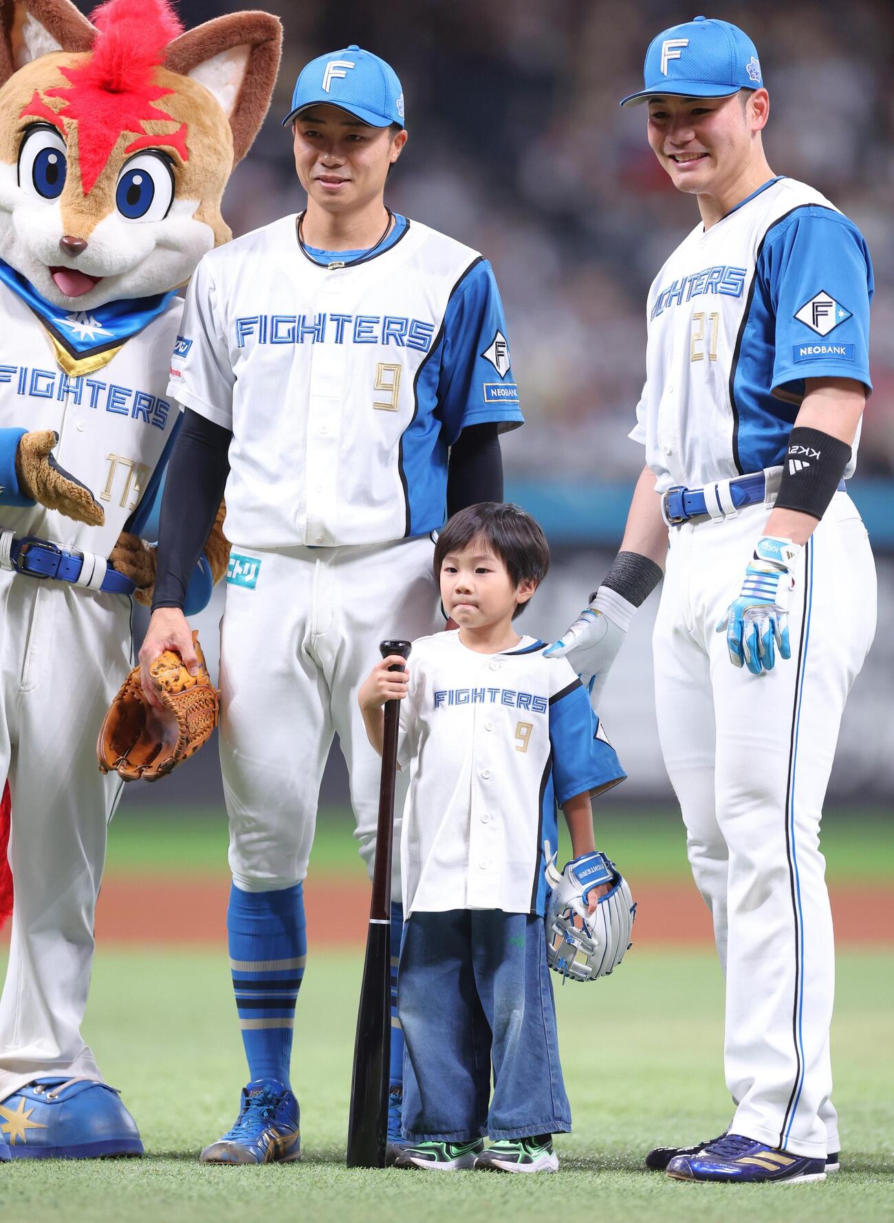 日本ハム対楽天　ファーストピッチセレモニー後、記念撮影する中島卓也（左）そのと長男と清宮幸太郎（撮影・黒川智章）