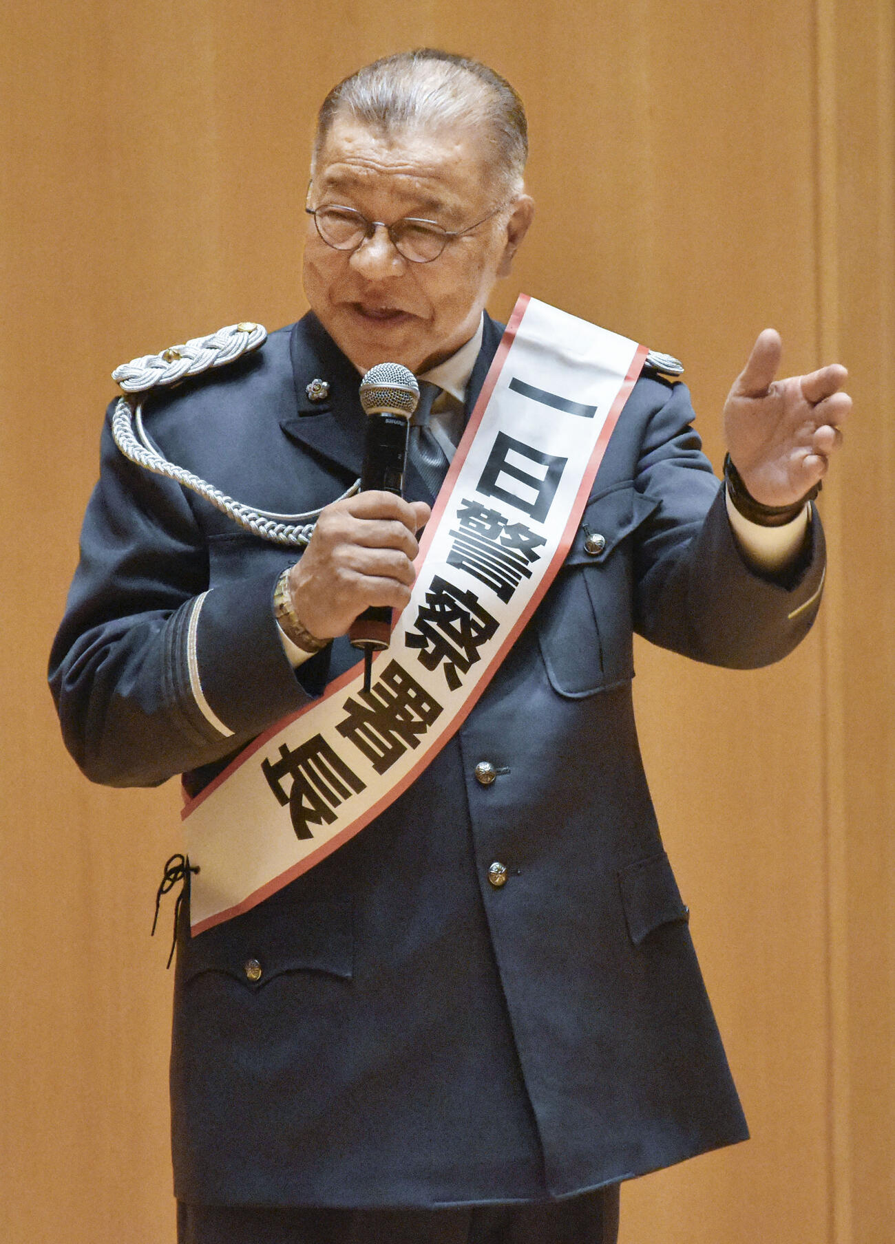 大阪府警堺署の一日署長に就任した掛布雅之さん＝22日午前、堺市（共同）