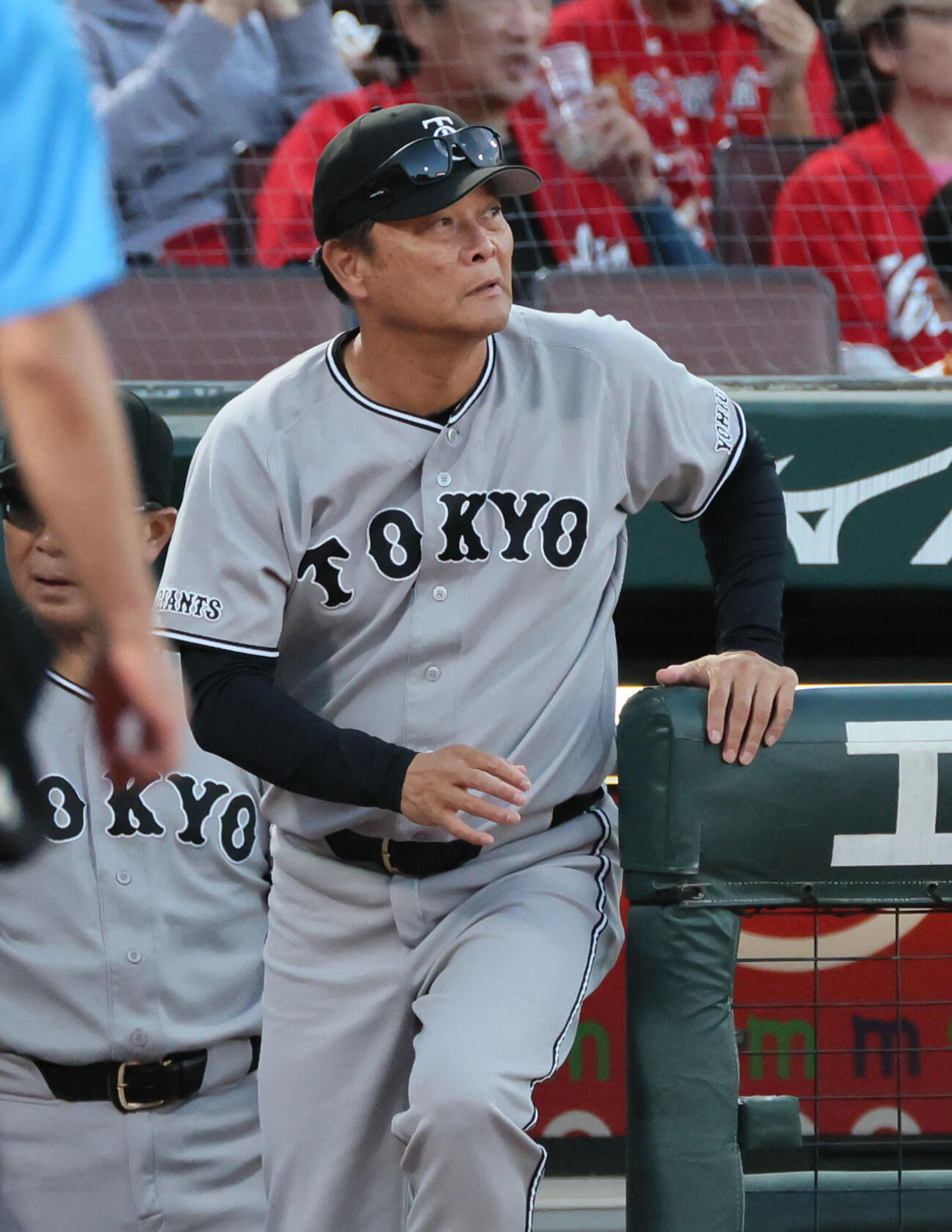 広島対巨人　9回表終了時、交代を告げる巨人橋上秀樹監督代行（撮影・加藤孝規）