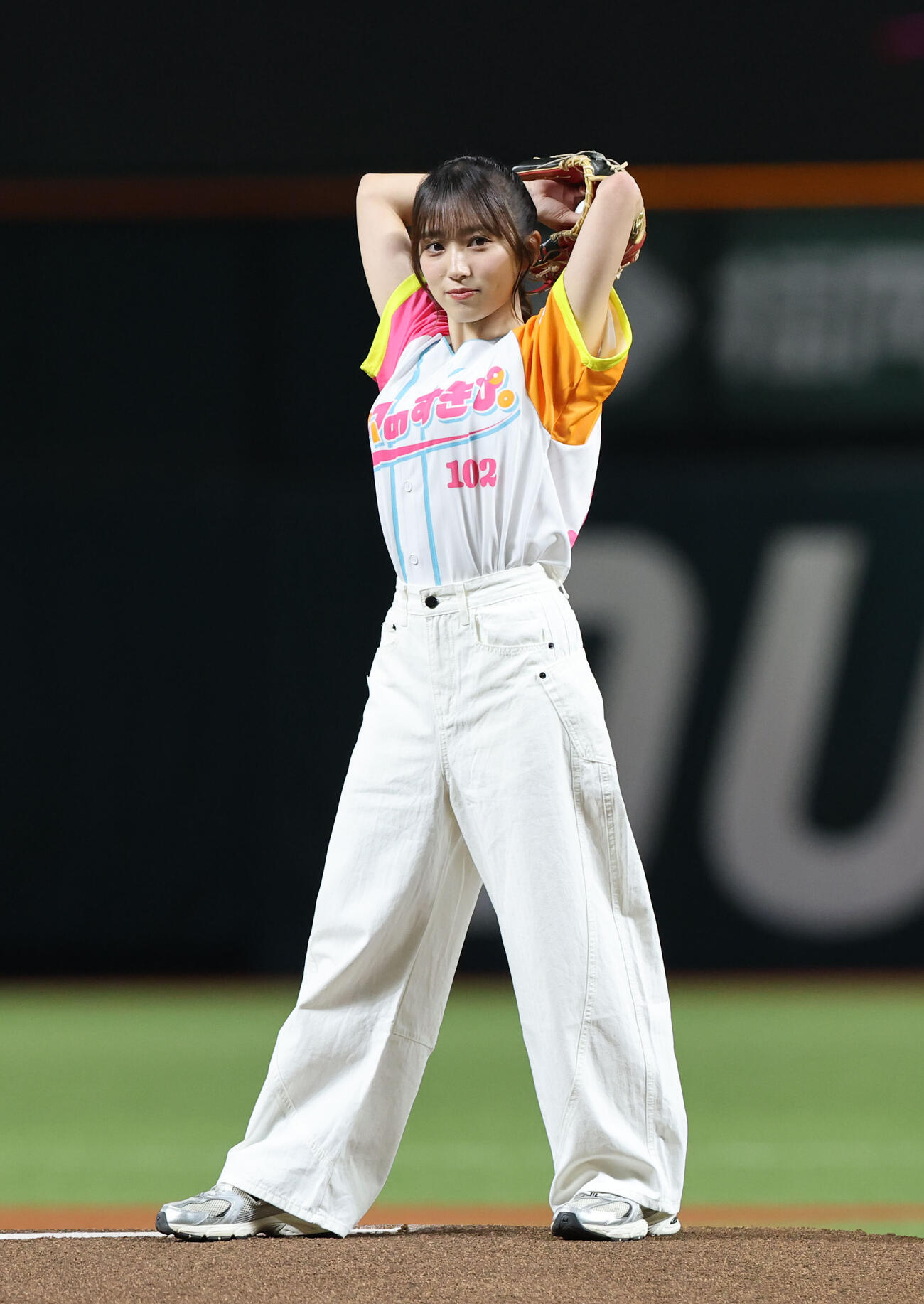 ソフトバンク対西武　始球式で見事な投球を見せた矢吹奈子（撮影・梅根麻紀）