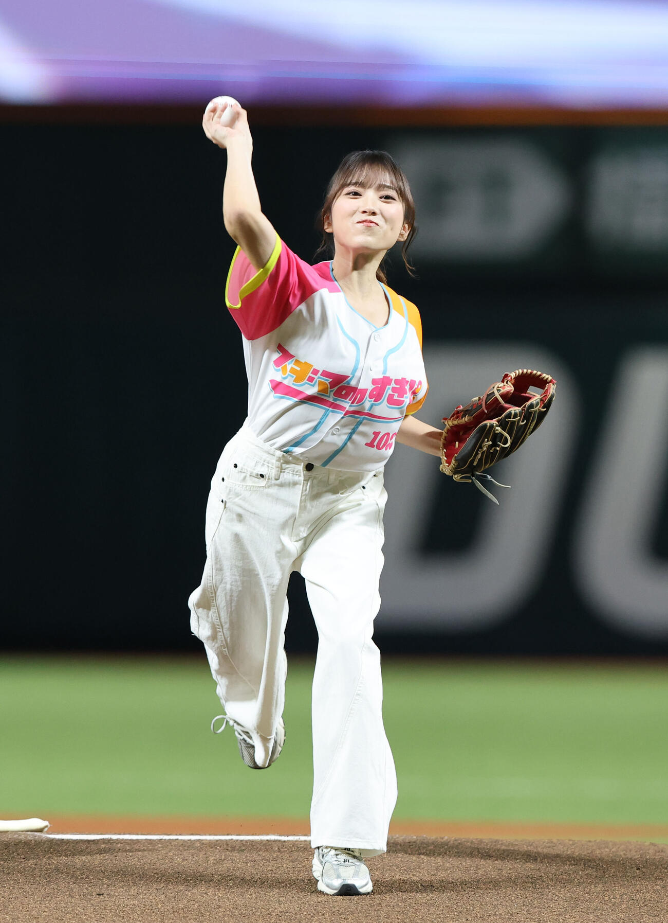 ソフトバンク対西武　始球式で見事な投球を見せた矢吹奈子（撮影・梅根麻紀）