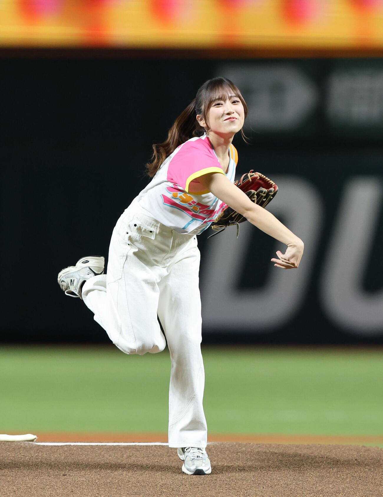 ソフトバンク対西武　始球式で見事な投球を見せた矢吹奈子（撮影・梅根麻紀）