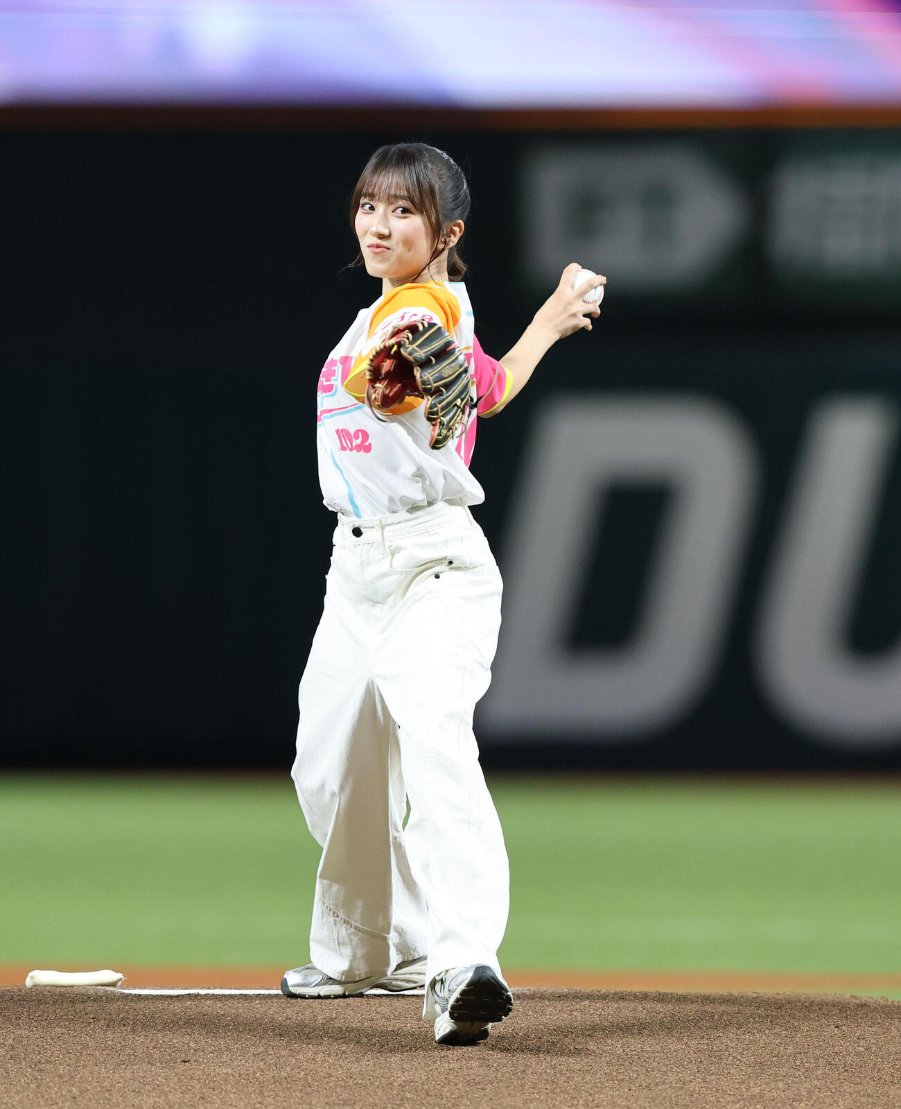 ソフトバンク対西武　始球式で見事な投球を見せた矢吹奈子（撮影・梅根麻紀）