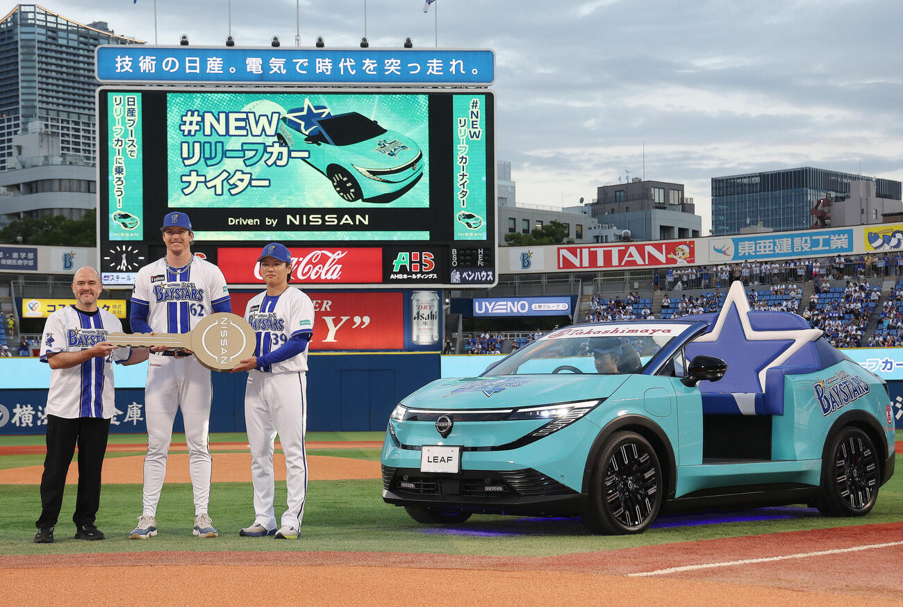 DeNA対中日　試合前、日産自動車株式会社イヴァン・エスピノーザ代表取締役社長兼最高経営責任者（左）と写真に納まるレイノルズ（中央）と若松尚輝（撮影・河田真司）
