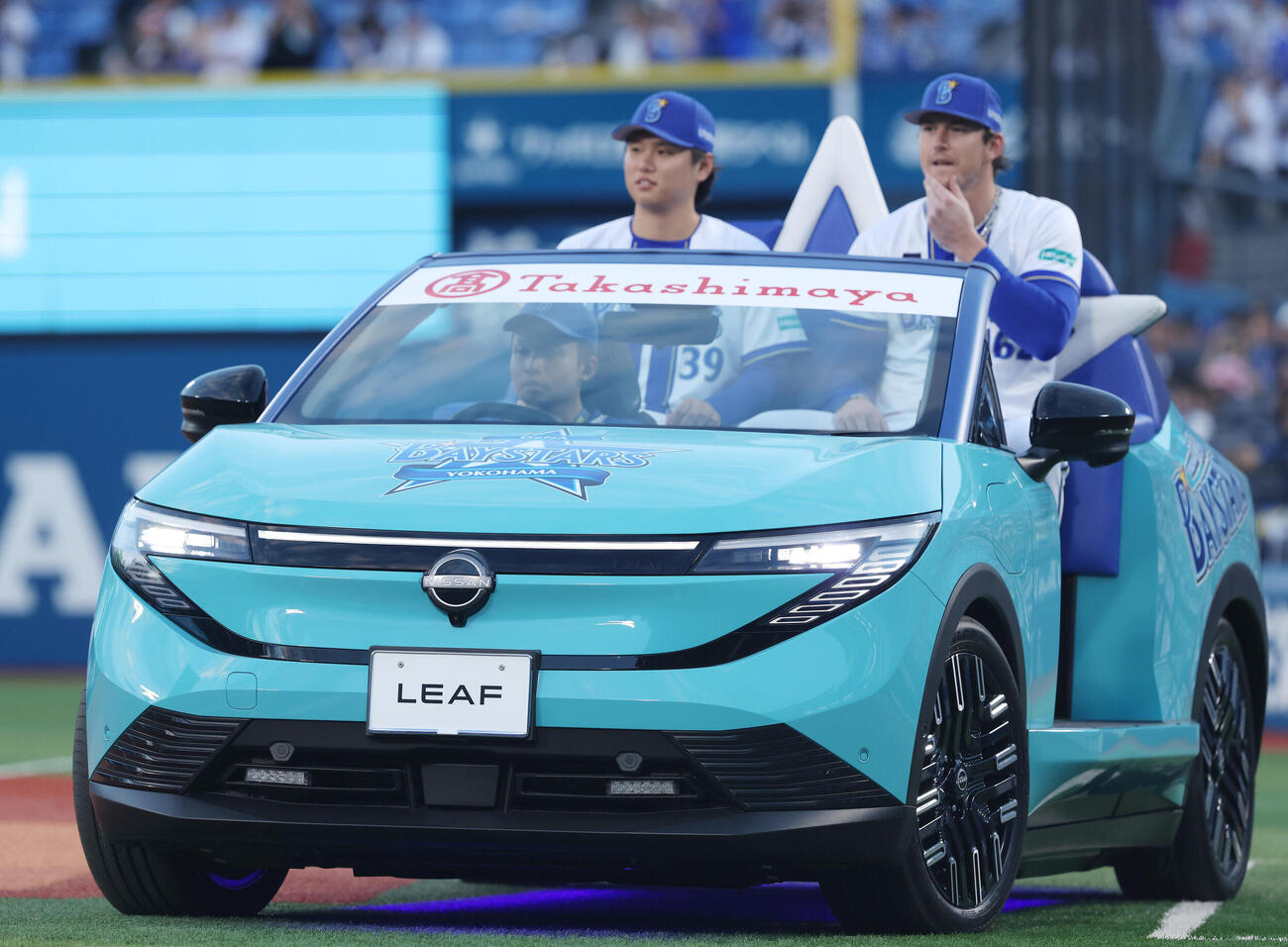 DeNA対中日　試合前、NEW日産リーフのリリーフカーで登場するDeNA若松尚輝（左）とレイノルズ（撮影・河田真司）