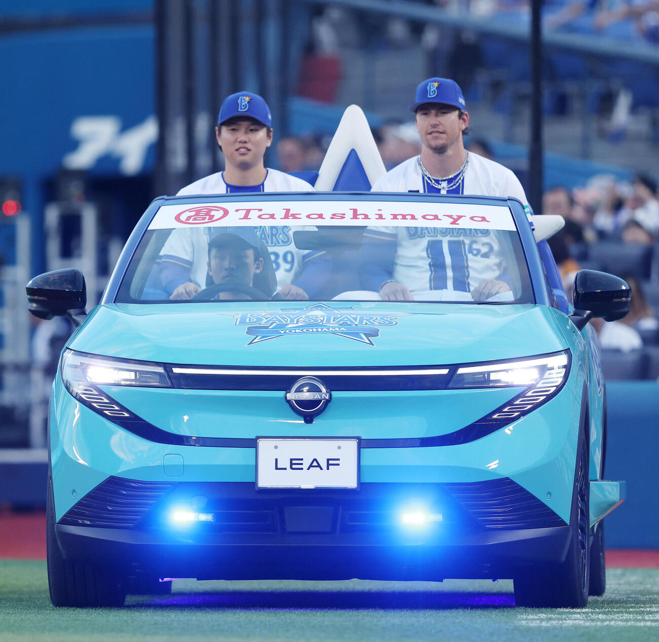 DeNA対中日　試合前、NEW日産リーフのリリーフカーで登場するDeNA若松尚輝（左）とレイノルズ（撮影・河田真司）