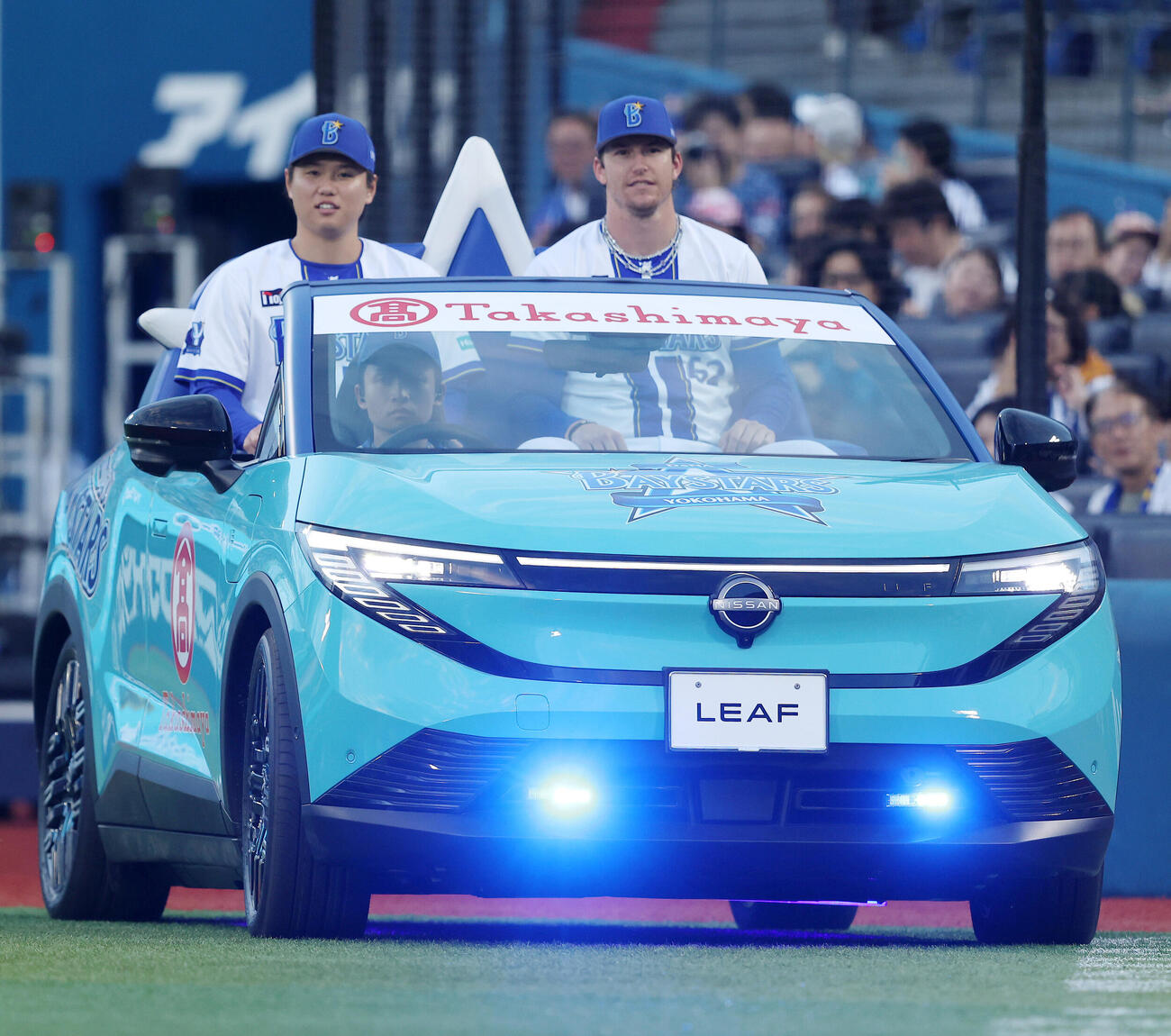 DeNA対中日　試合前、NEW日産リーフのリリーフカーで登場するDeNA若松尚輝（左）とレイノルズ（撮影・河田真司）