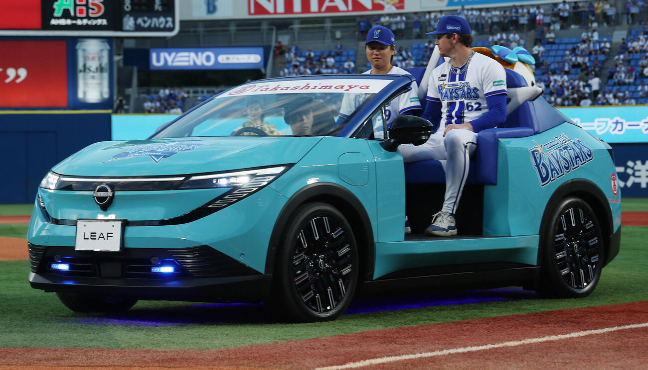 DeNA対中日　試合前、NEW日産リーフのリリーフカーで登場するDeNA若松尚輝（左）とレイノルズ（撮影・河田真司）