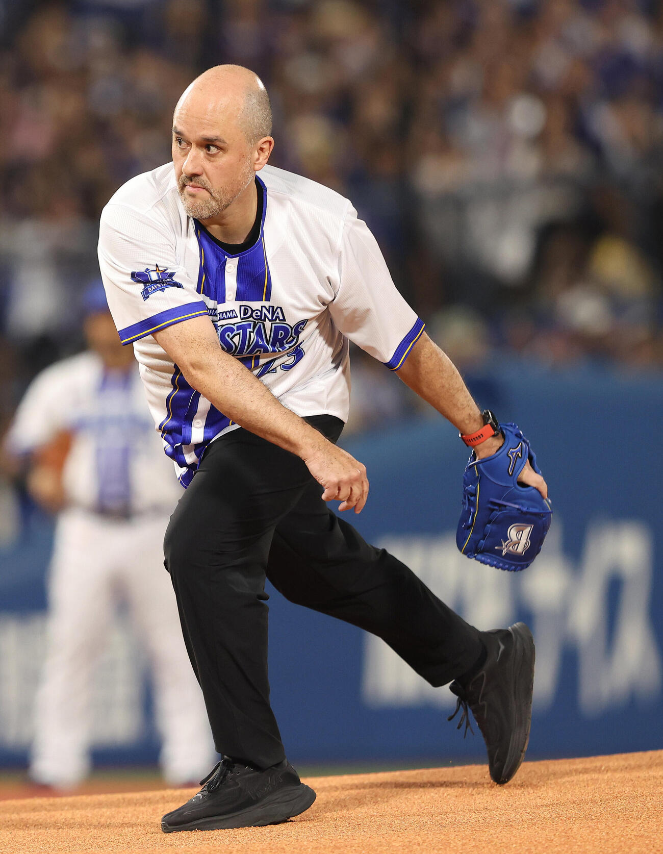 DeNA対中日　試合前、始球式を務める日産自動車株式会社イヴァン・エスピノーサ代表取締役社長兼最高経営責任者（撮影・河田真司）