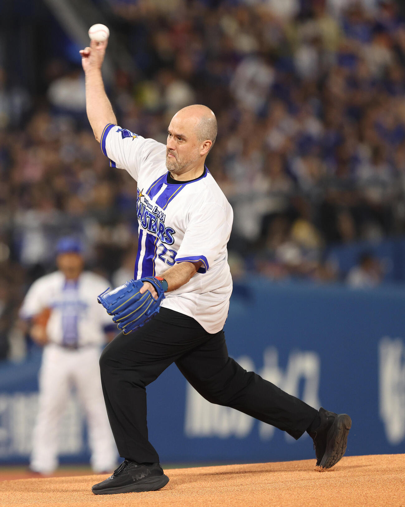 DeNA対中日　試合前、始球式を務める日産自動車株式会社イヴァン・エスピノーサ代表取締役社長兼最高経営責任者（撮影・河田真司）