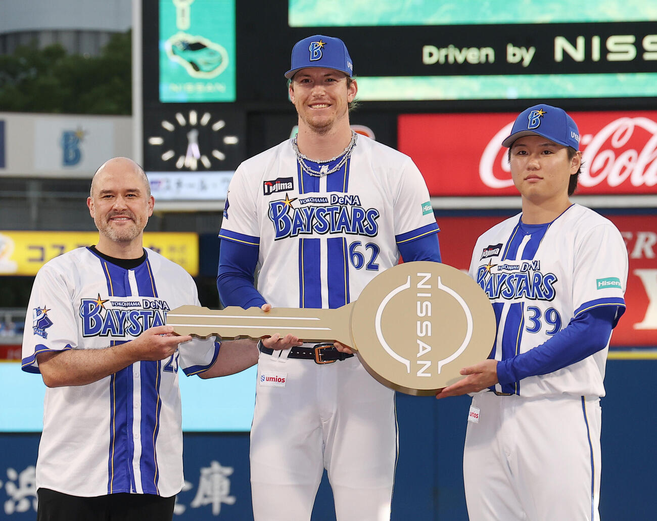 DeNA対中日　試合前、日産自動車株式会社イヴァン・エスピノーサ代表取締役社長兼最高経営責任者（左）と写真に納まるレイノルズ（中央）と若松尚輝（撮影・河田真司）