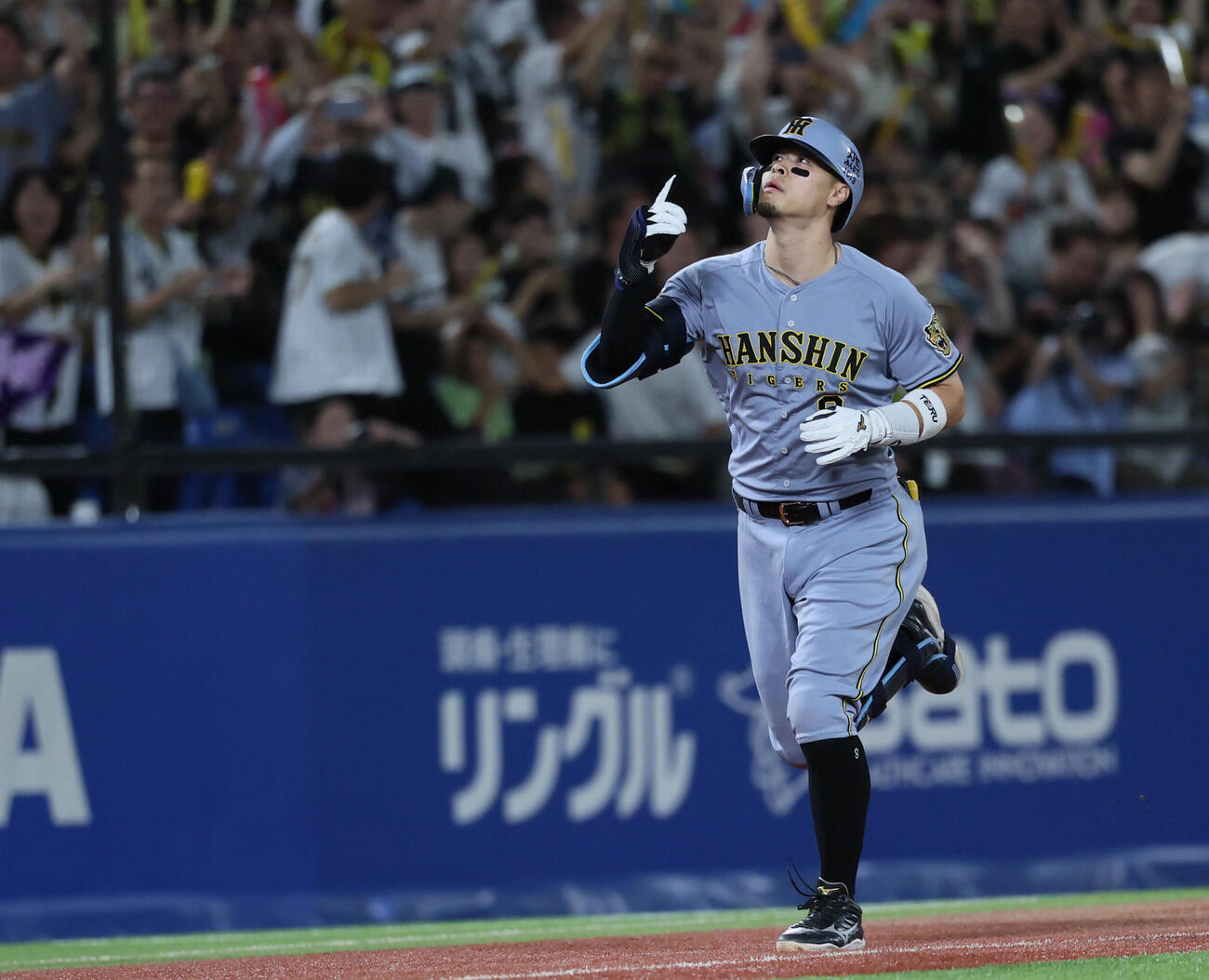 ヤクルト阪神　1回表阪神無死二塁、2点本塁打を放ち生還する佐藤輝明（撮影・水谷安孝）