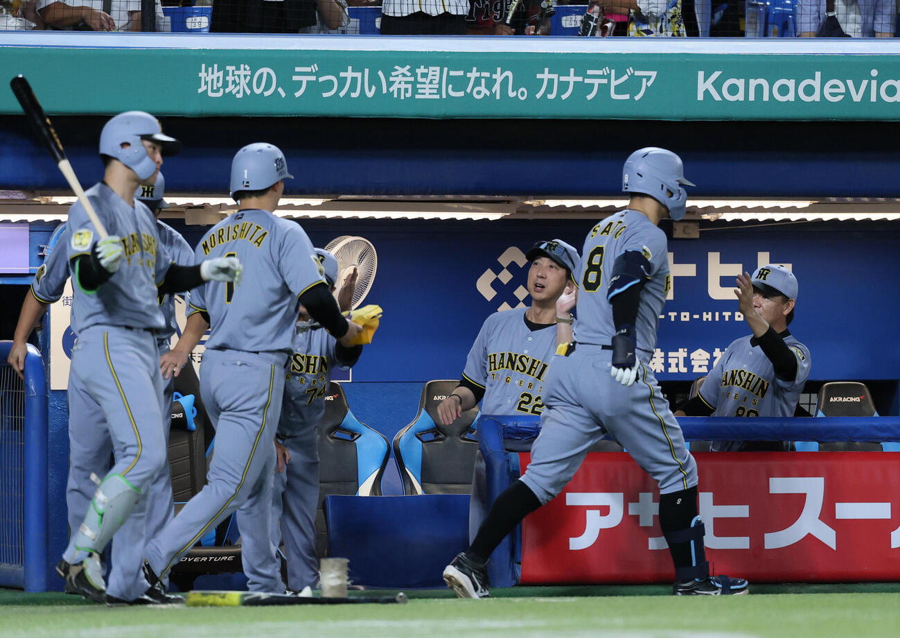 ヤクルト阪神　1回表阪神無死二塁、2点本塁打を放ち生還した佐藤輝明を迎える藤川球児監督（撮影・水谷安孝）
