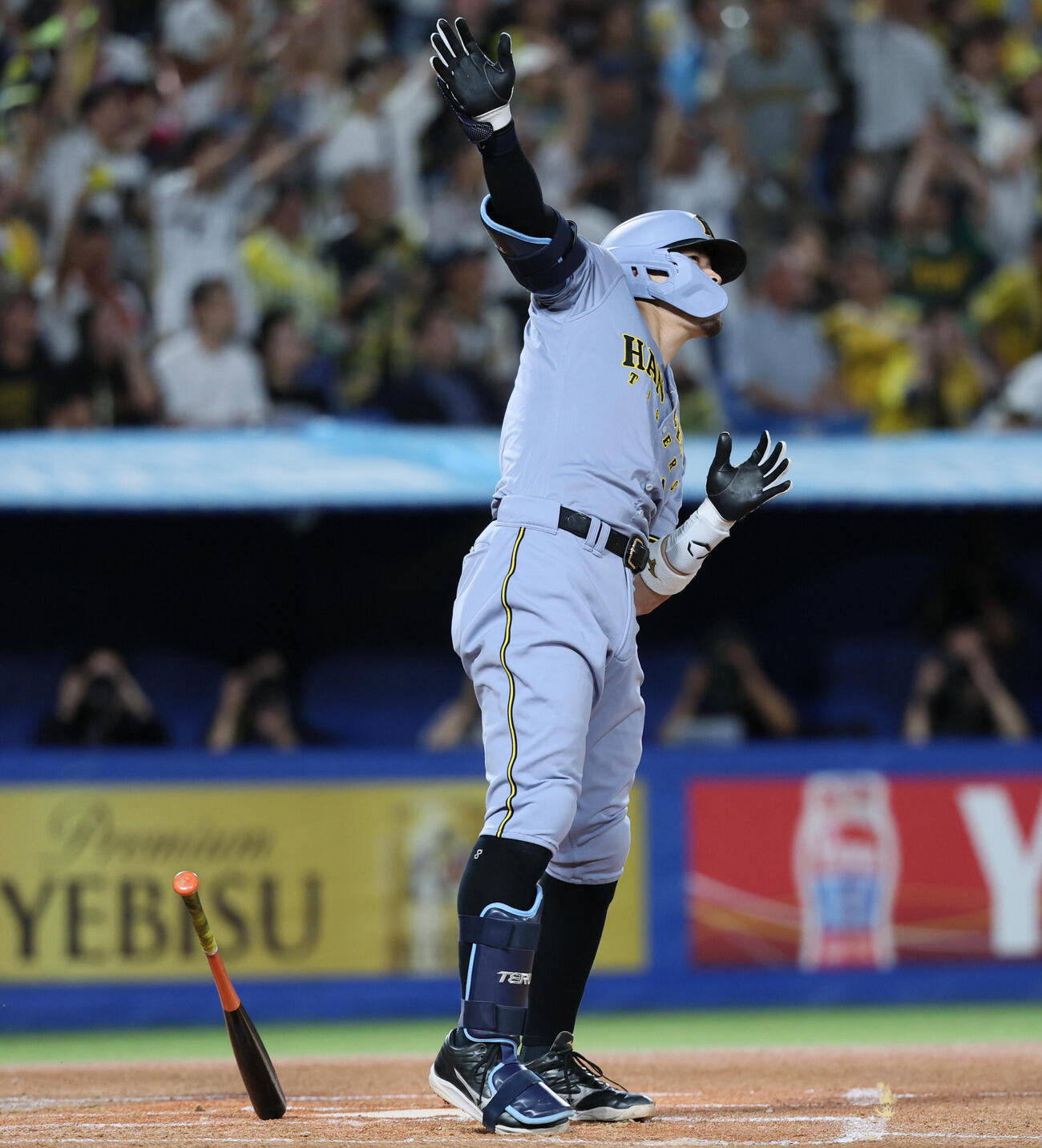 ヤクルト阪神　1回表阪神無死二塁、2点本塁打を放つ佐藤輝明（撮影・水谷安孝）