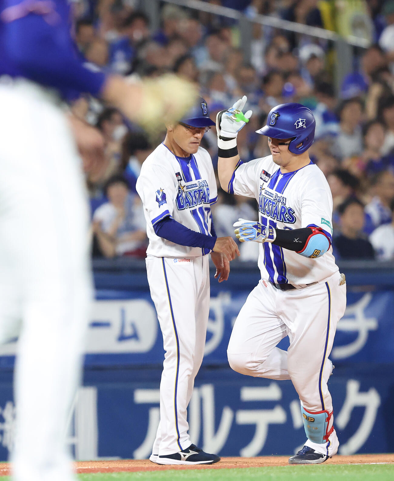 DeNA対中日　1回裏DeNA無死一塁、左越え先制2点本塁打を放ちダイヤモンドを回る牧秀悟（撮影・河田真司）