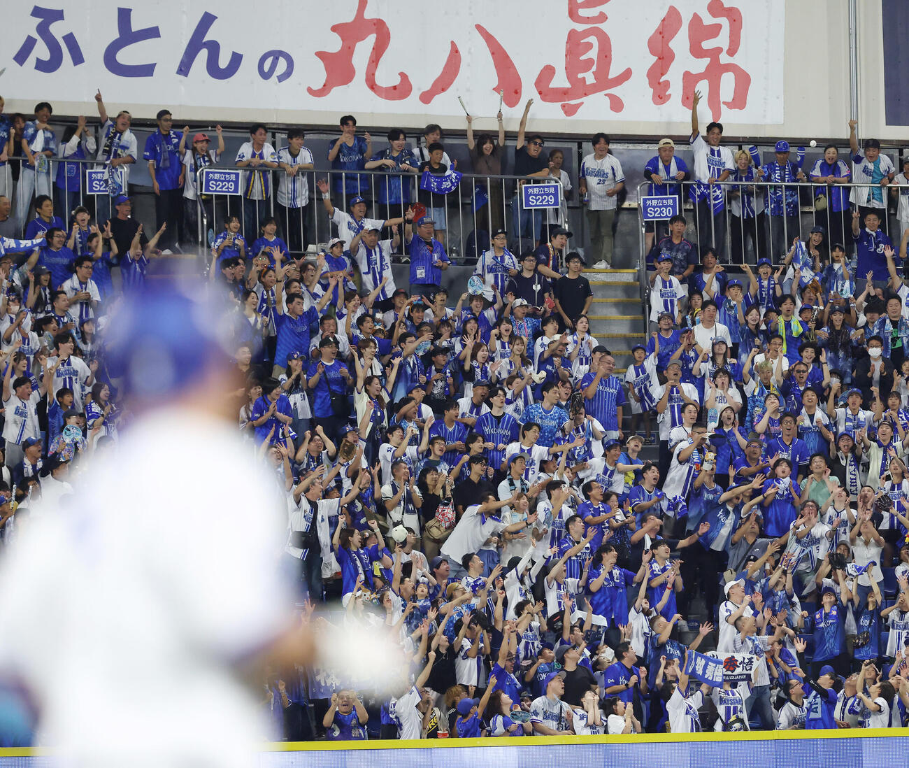 DeNA対中日　1回裏DeNA無死一塁、左越え先制2点本塁打となる牧秀の打球悟（右上）（撮影・河田真司）