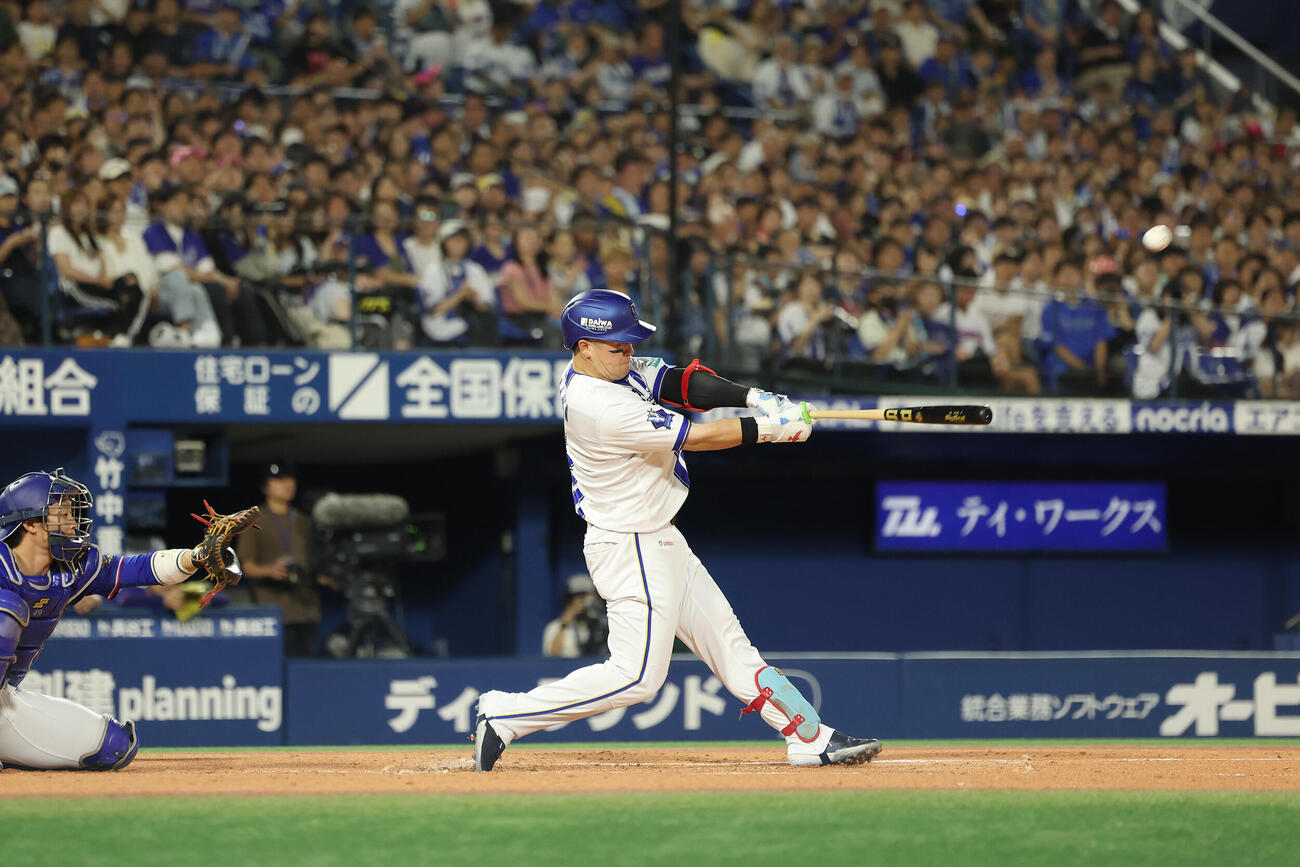 DeNA対中日　1回裏DeNA無死一塁、左越え先制2点本塁打を放つ牧秀悟（撮影・河田真司）