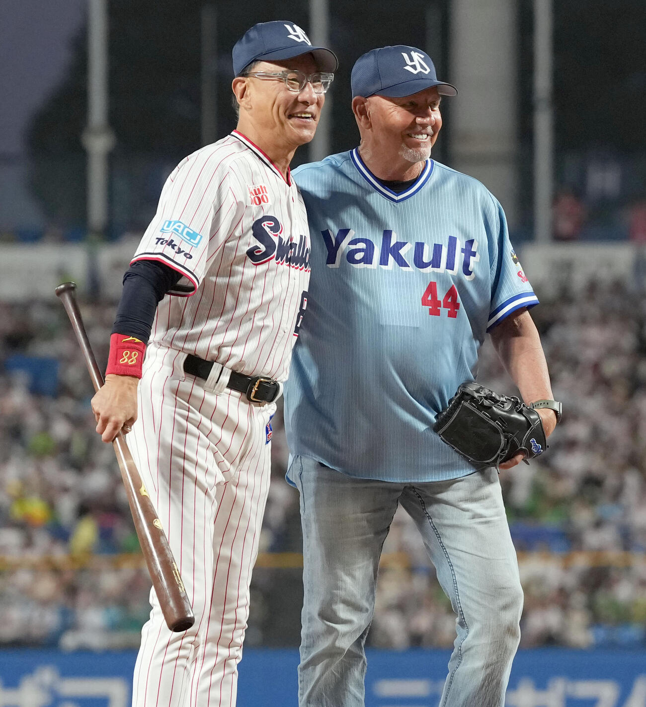 ヤクルト対阪神　ファーストピッチを務めたジャック・ハウエル氏。左はヤクルトの池山隆寛監督（撮影・たえ見朱実）