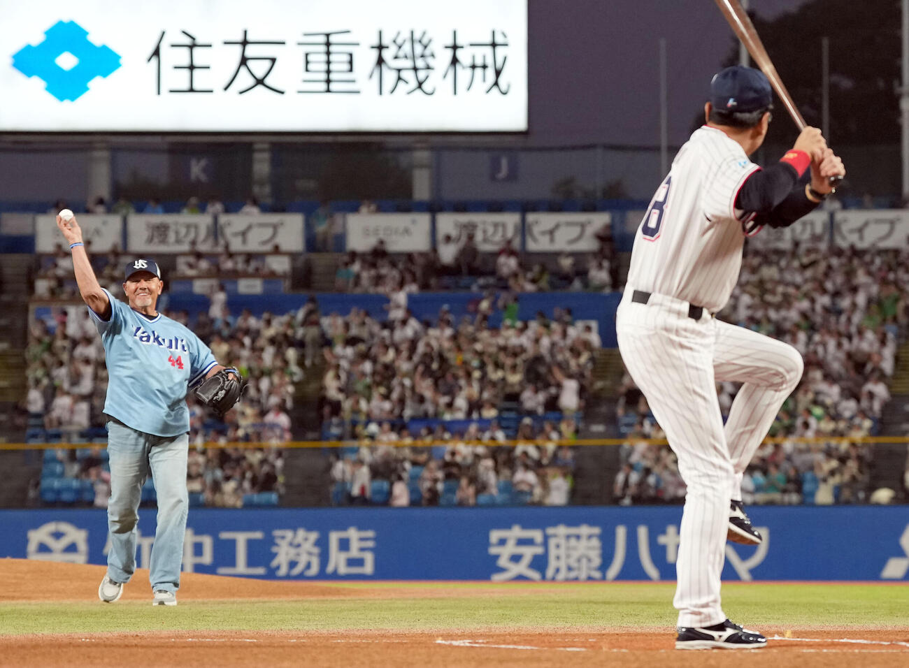 ヤクルト対阪神　ファーストピッチを務めたジャック・ハウエル氏（撮影・たえ見朱実）