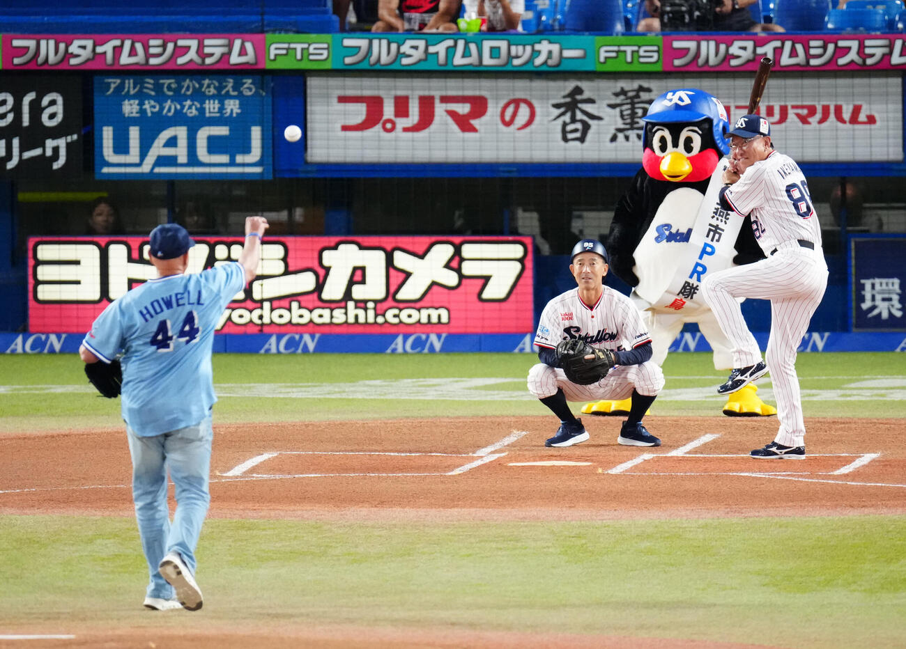 ヤクルト対阪神　試合前、ファーストピッチセレモニーで登場したジャック・ハウエル氏（手前）。打者ヤクルト池山隆寛監督、捕手土橋勝征外野守備走塁コーチ（撮影・江口和貴）