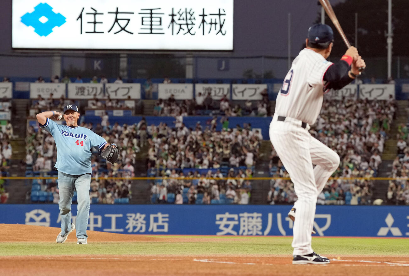 ヤクルト対阪神　ファーストピッチを務めたジャック・ハウエル氏。打者はヤクルトの池山隆寛監督（撮影・たえ見朱実）