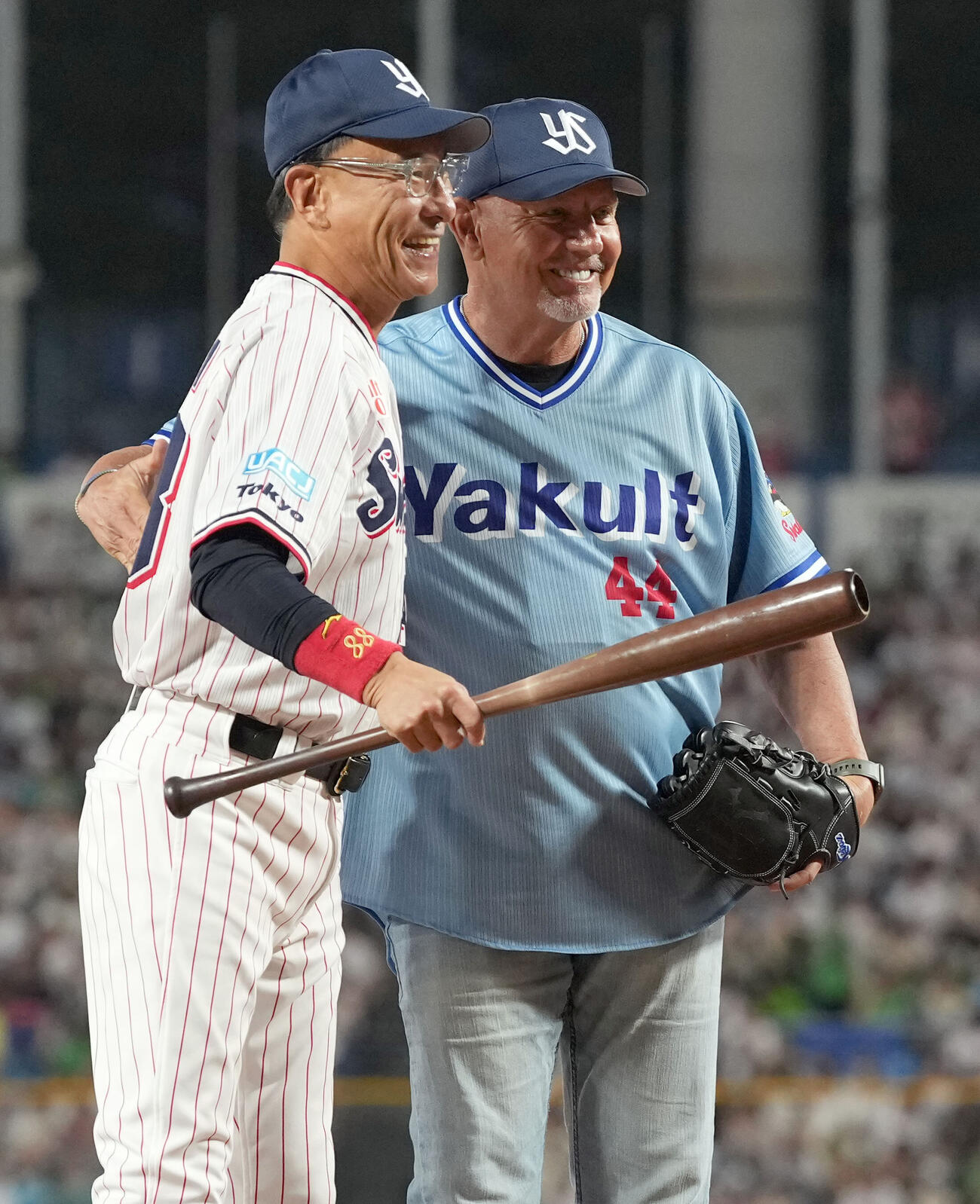 ヤクルト対阪神　ファーストピッチを務めたジャック・ハウエル氏。左はヤクルトの池山隆寛監督（撮影・たえ見朱実）