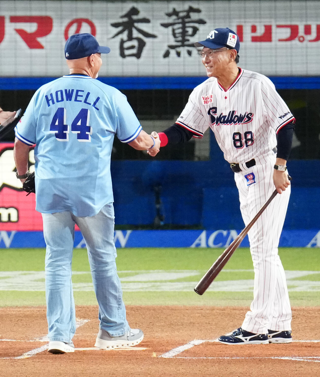 ヤクルト対阪神　試合前、ファーストピッチセレモニーで登場したジャック・ハウエル氏（左）と握手を交わすヤクルト池山隆寛監督（撮影・江口和貴）