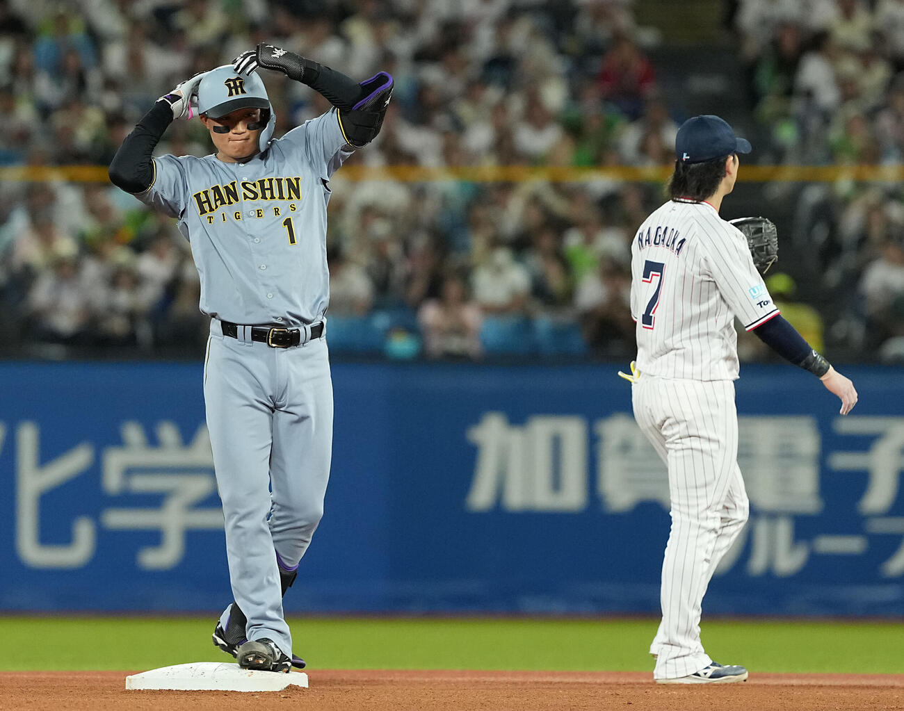 ヤクルト対阪神　1回表阪神無死二、三塁、2点適時二塁打を放ちポーズを決める森下翔太（撮影・たえ見朱実）