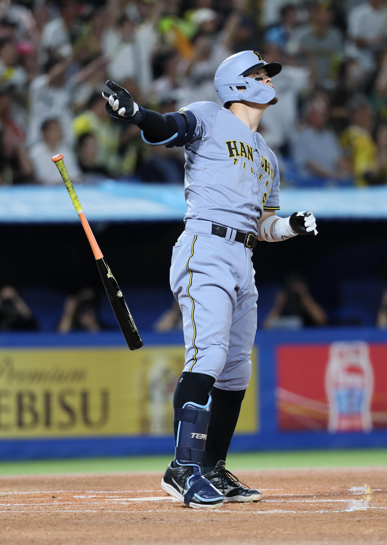 ヤクルト阪神　1回表阪神無死二塁、2点本塁打を放つ佐藤輝明（撮影・水谷安孝）