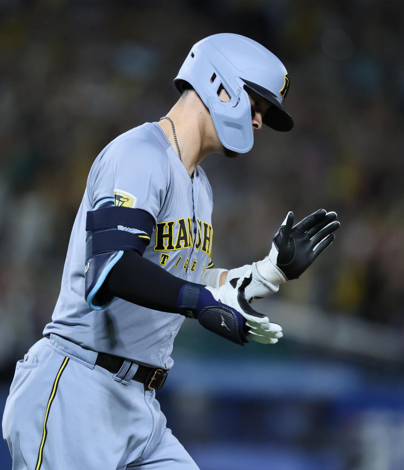 ヤクルト阪神　1回表阪神無死二塁、2点本塁打を放ち手を叩く佐藤輝明（撮影・水谷安孝）