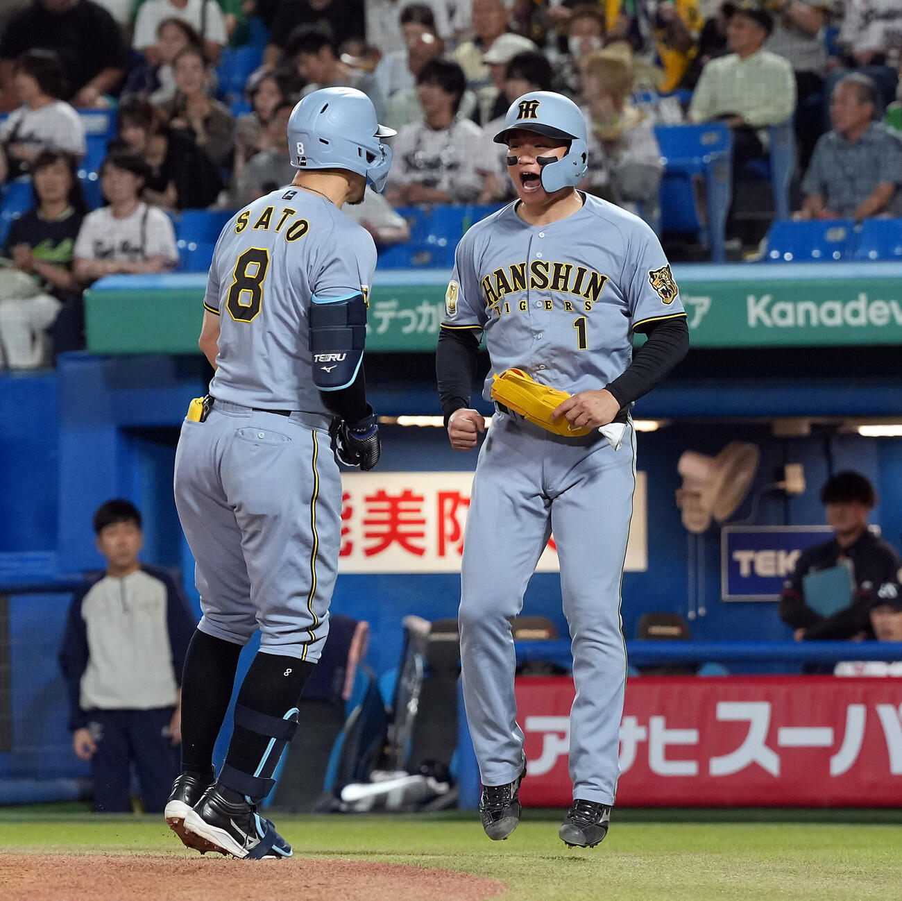 ヤクルト対阪神　1回表阪神無死二塁、2点本塁打を放った佐藤輝明（左）を迎える森下翔太（撮影・たえ見朱実）
