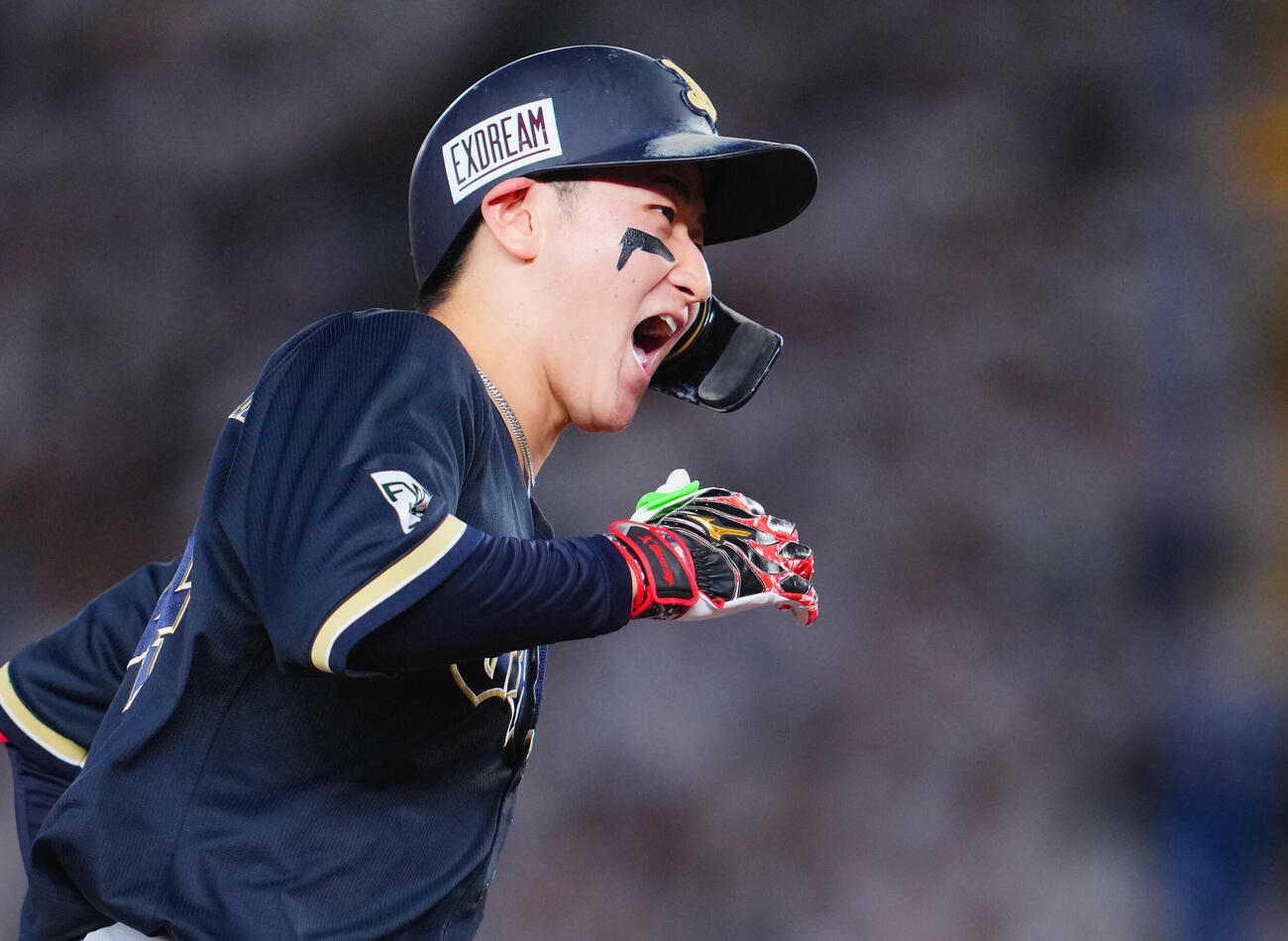 ロッテ対オリックス　2回表オリックス無死、ソロ本塁打を放ち雄たけびをあげる紅林弘太郎（撮影・垰建太）