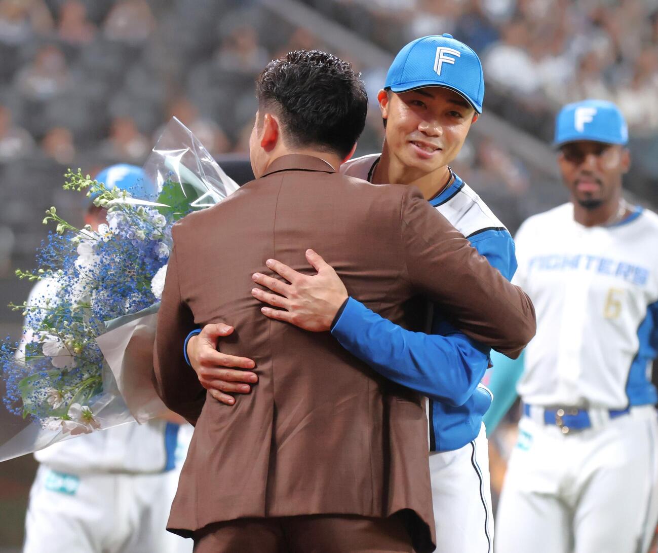 日本ハム対楽天　試合前、杉谷拳士さんから花束を受け取る中島卓也（撮影・黒川智章）