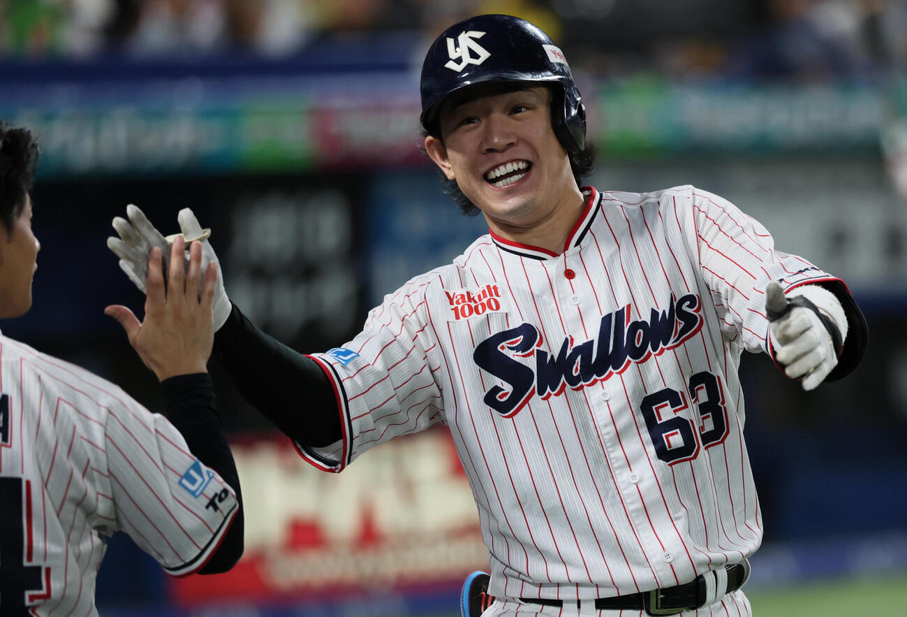 ヤクルト対阪神　1回裏ヤクルト無死一塁、2点本塁打を放ち笑顔を見せる増田珠（撮影・水谷安孝）