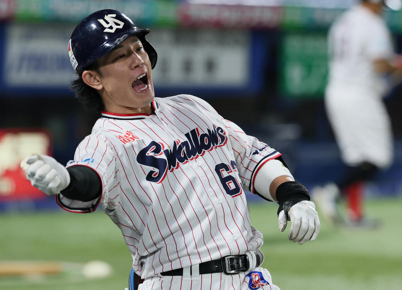 ヤクルト対阪神　1回裏ヤクルト無死一塁、2点本塁打を放ちポーズを決める増田珠（撮影・水谷安孝）