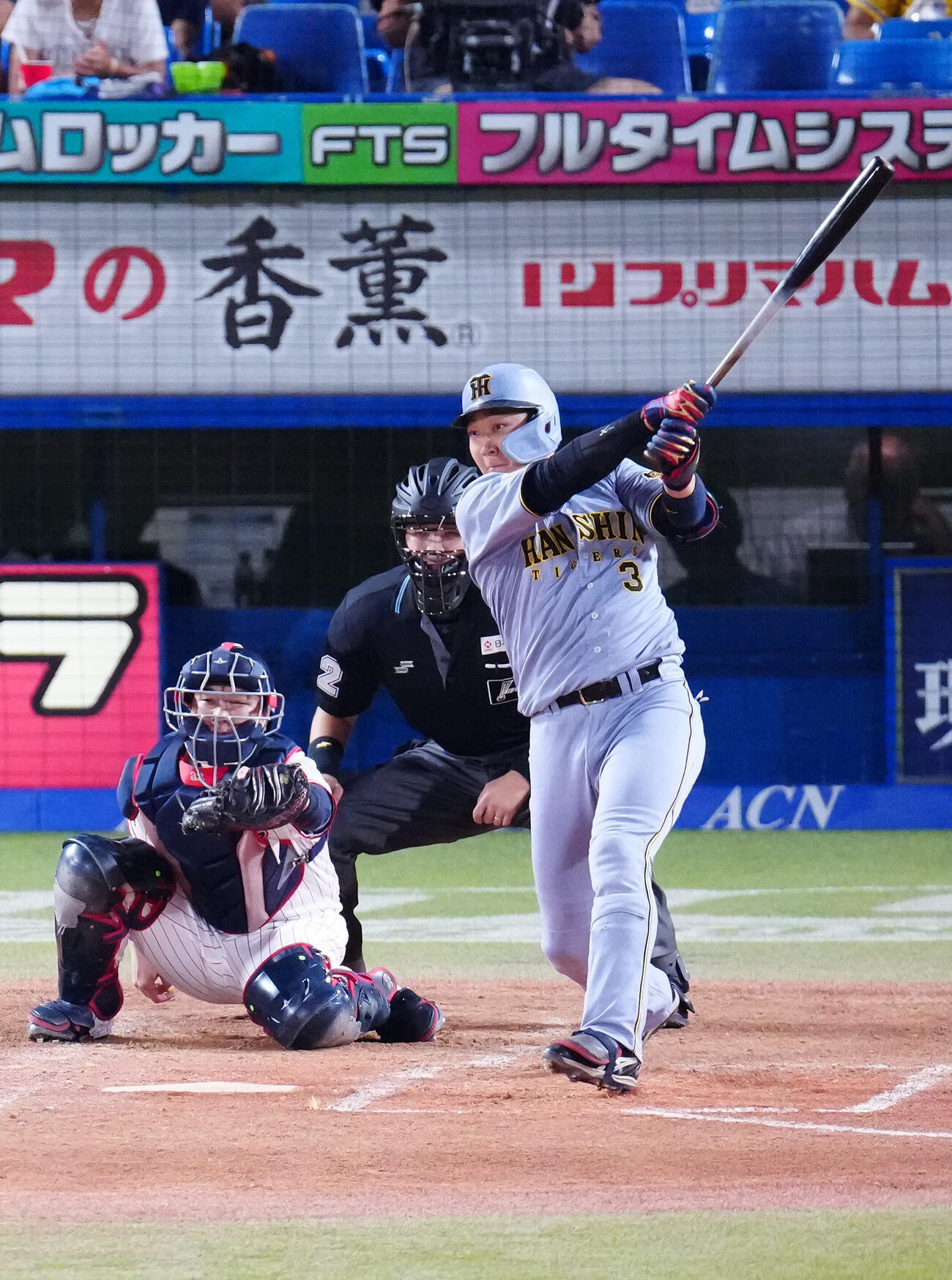 ヤクルト対阪神　2回表阪神1死二、三塁、犠飛を放つ大山悠輔（撮影・江口和貴）