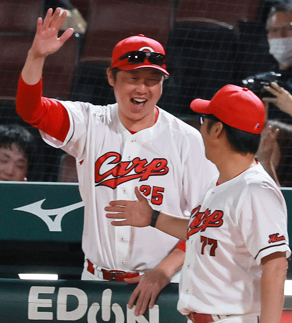 広島対巨人　11回裏広島1死満塁、勝田成のサヨナラ右犠飛で歓喜する広島新井貴浩監督（左）と藤井彰人ヘッドコーチ（撮影・上山淳一）