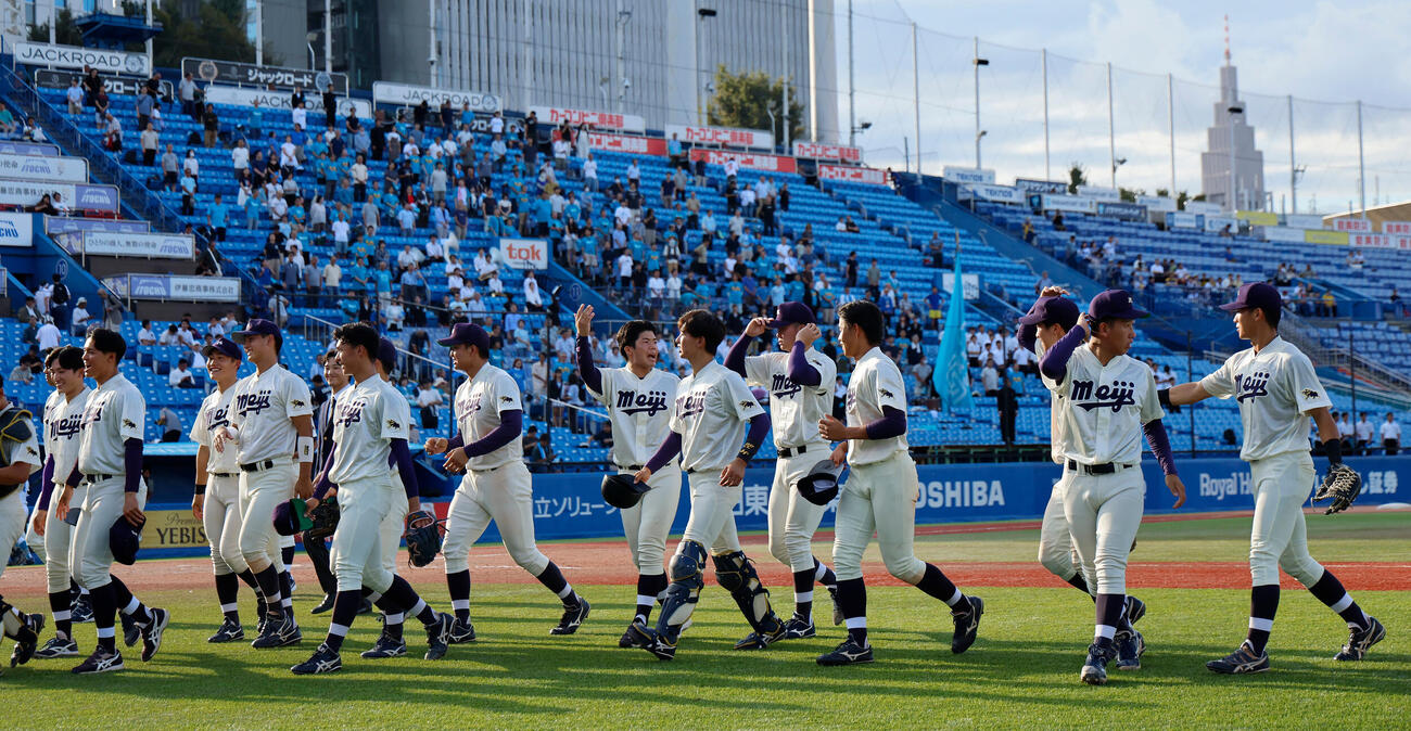 東大対明大　東大に勝利し、引き上げる明大ナイン（撮影・山本朝陽）