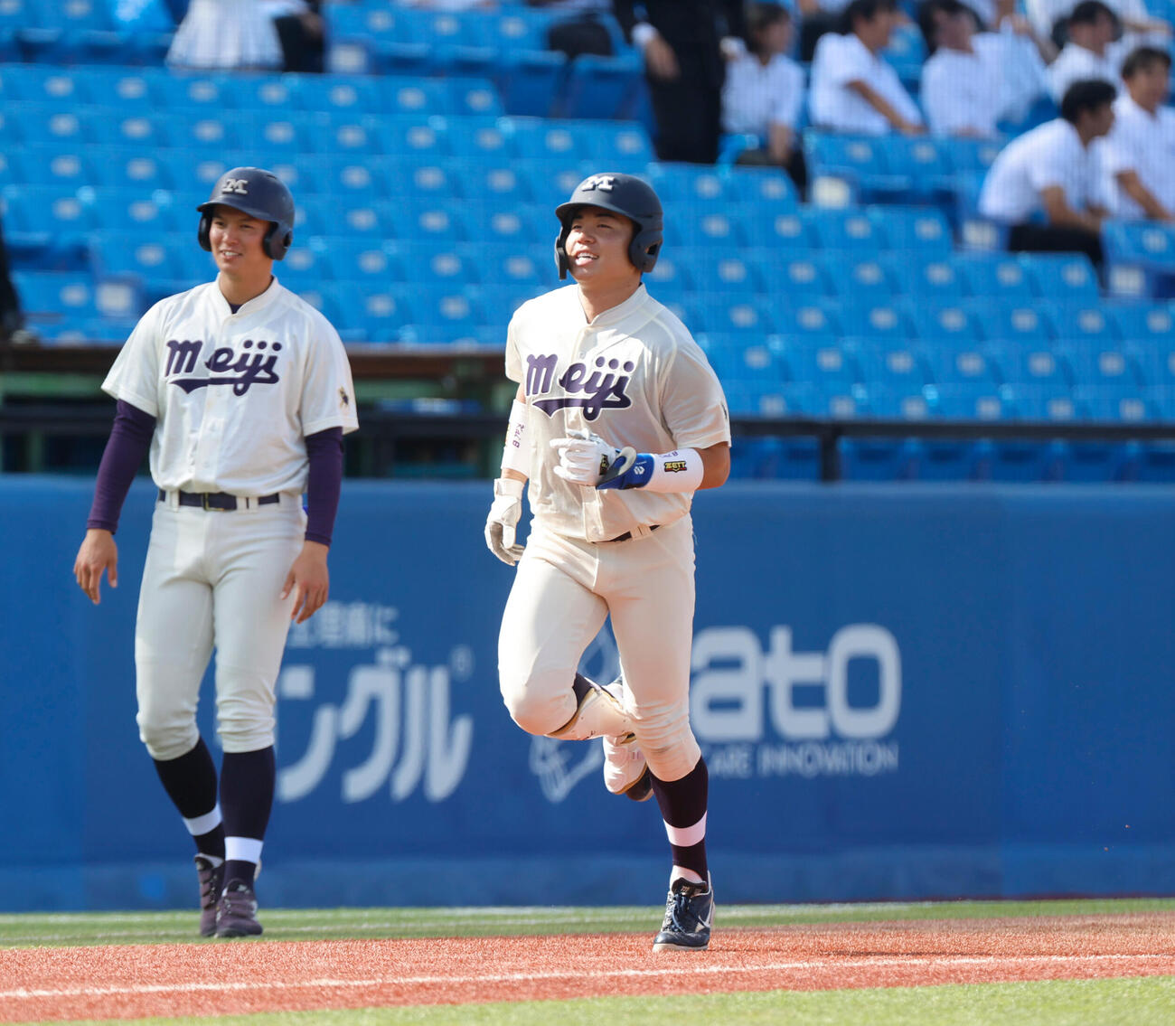 東大対明大　5回裏明大無死二、三塁、右越えに本日2本目となる本塁打を放った明大・田上夏衣（撮影・山本朝陽）
