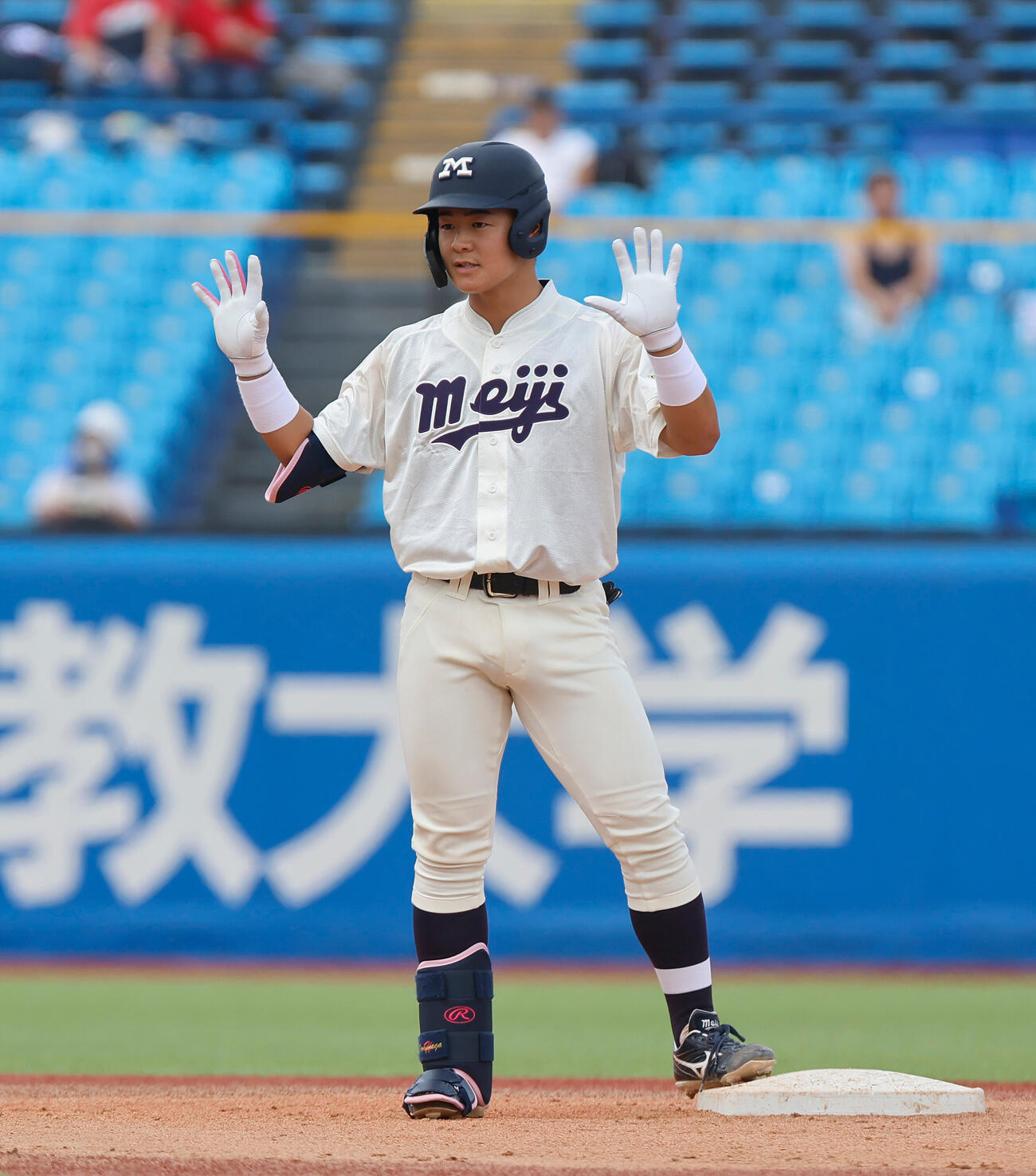 東大対明大　2回裏明大無死二、三塁、2点適時二塁打を放った明大・為永皓（撮影・山本朝陽）