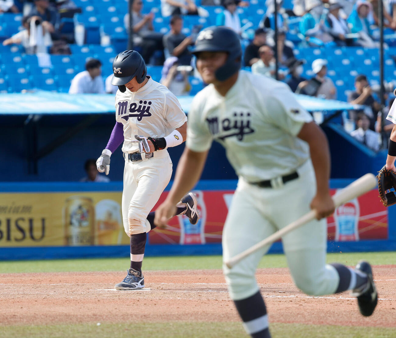 東大対明大　4回裏明大無死三塁、明大・田上夏衣の中犠飛で生還した明大・岡田啓吾（左）（撮影・山本朝陽）