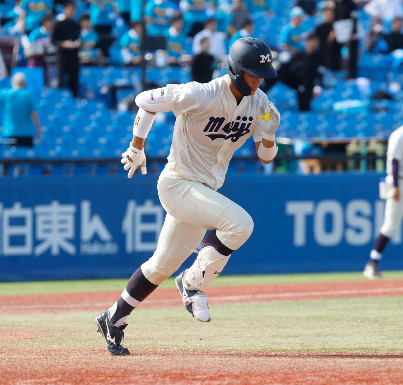 東大対明大　4回裏明大1死三塁、右前適時打を放つ明大・内海優太（撮影・山本朝陽）