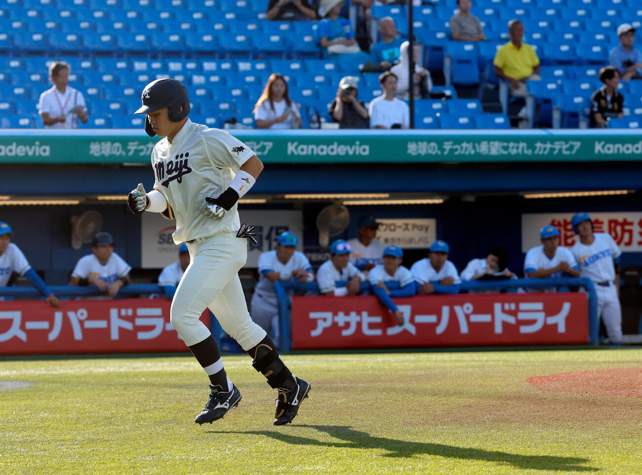 東大対明大　8回裏明大2死、右越えに本塁打を放ち、ベンチに戻る明大・榊原七斗（撮影・山本朝陽）