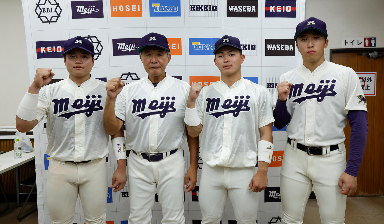 東大対明大　試合後、写真に納まる明大の、左から田上夏衣、戸塚俊美監督、榊原七斗、湯田統真（撮影・山本朝陽）