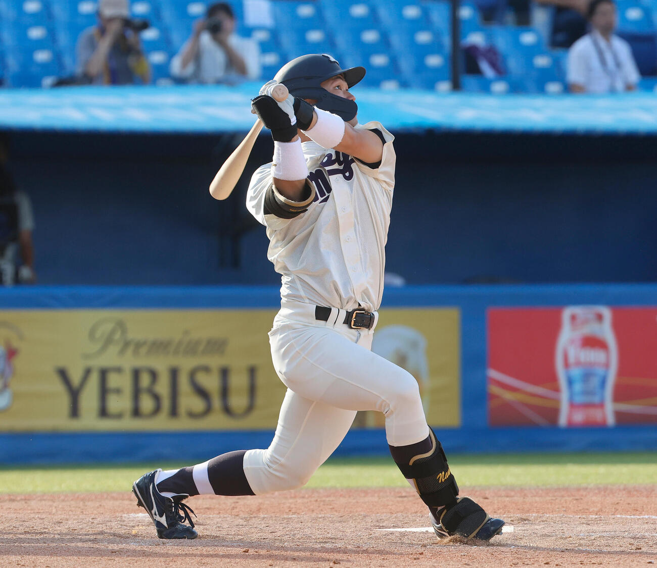 東大対明大　8回裏明大2死、右越えに本塁打を放つ明大・榊原七斗（撮影・山本朝陽）
