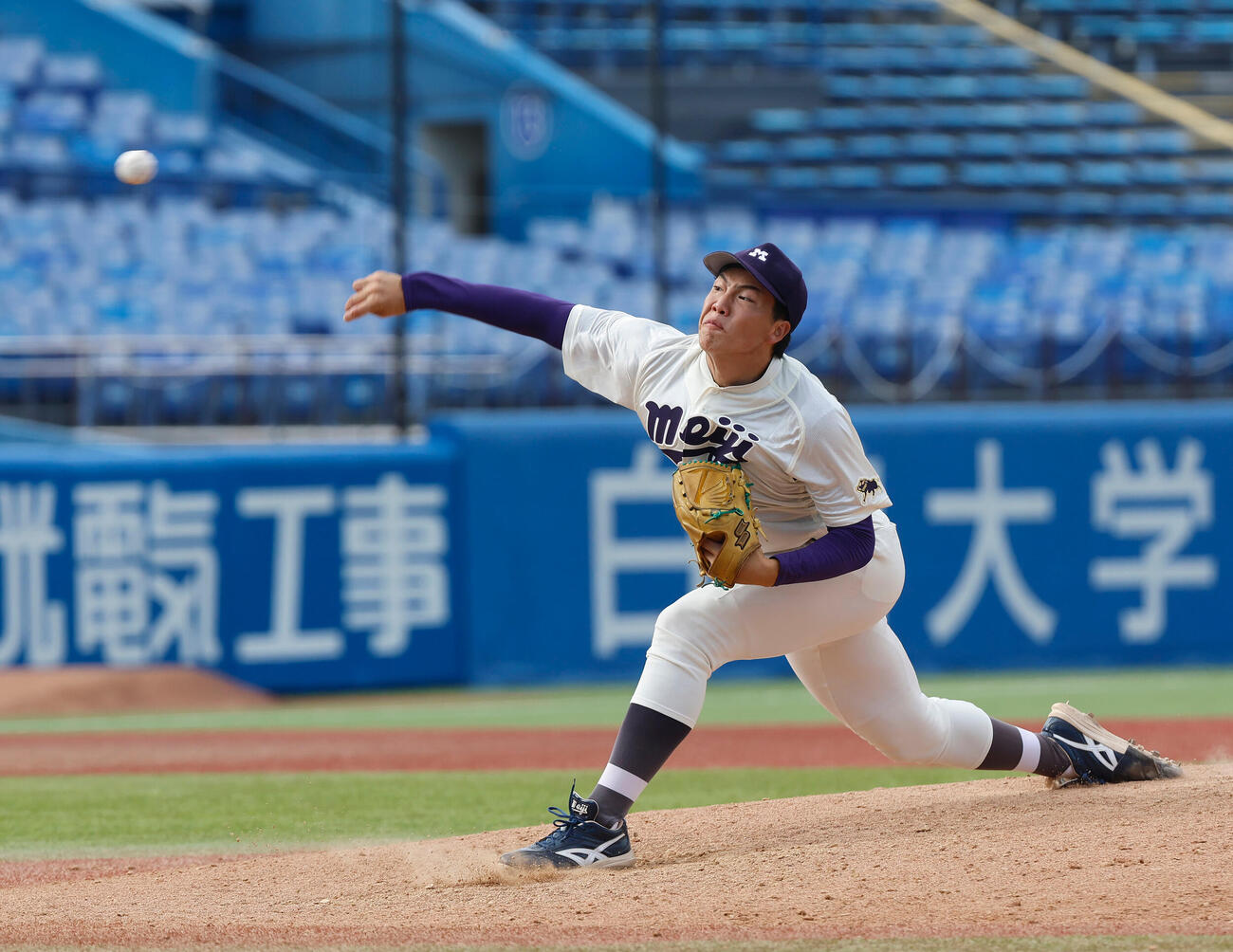 東大対明大　2番手で登板した明大・平嶋桂知（撮影・山本朝陽）